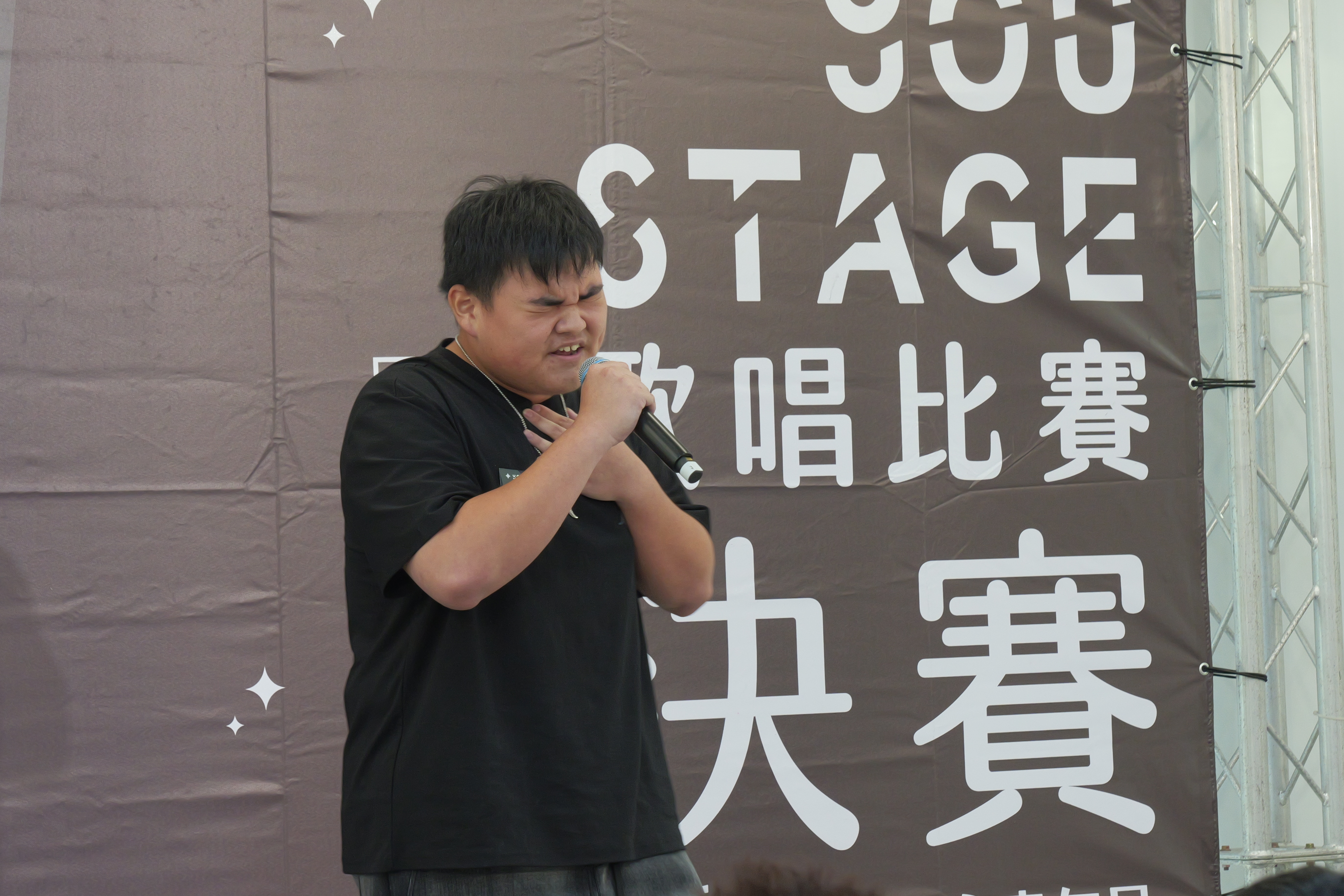 「2026 You Stage歌唱比賽」參賽者顧宥丞，以演唱美秀集團的《愛情的大壞蛋》獲頒青年局特別獎。