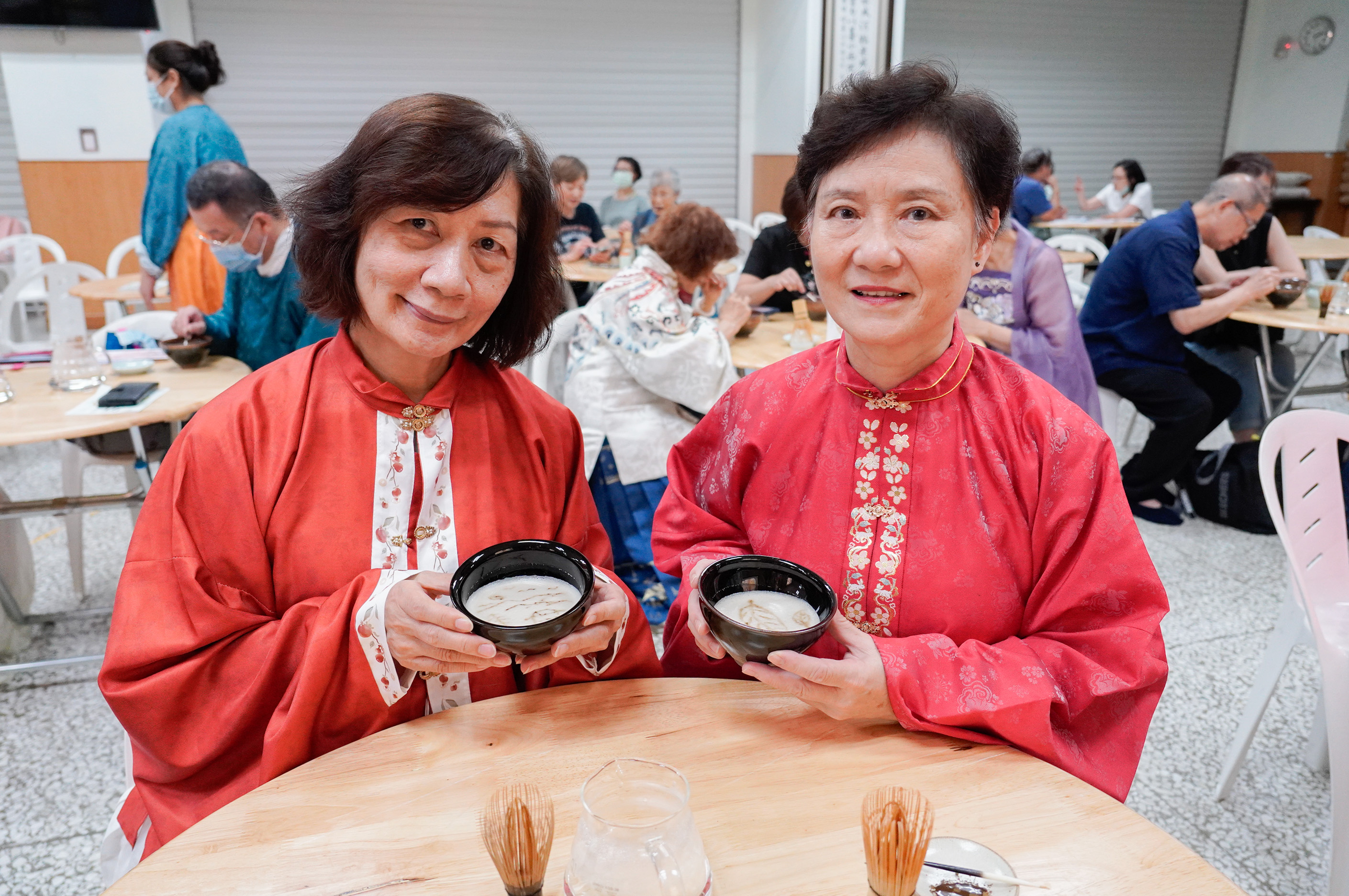  參加者在茶湯上勾勒圖案，體驗宛如現代咖啡拉花的茶道。