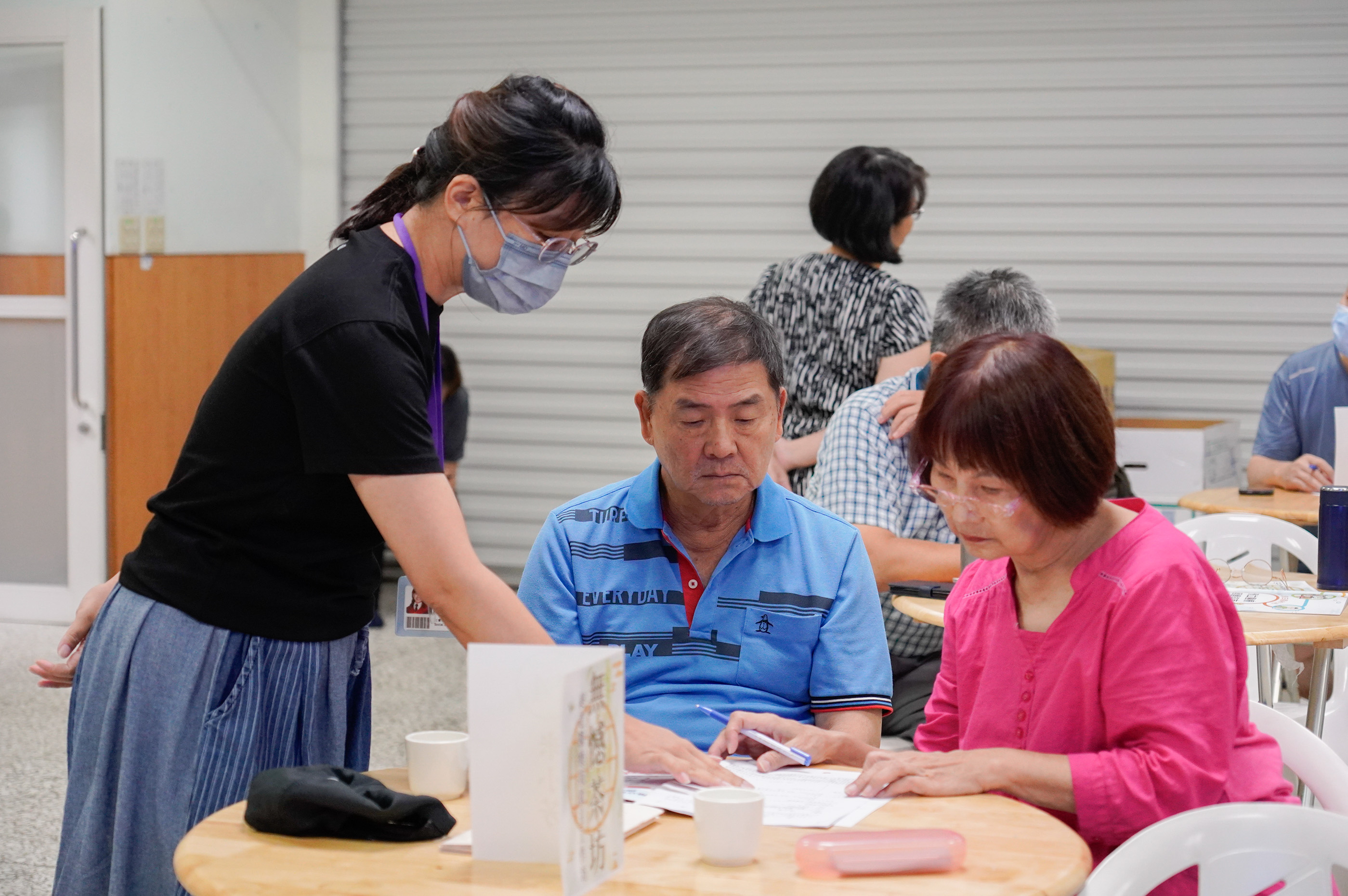 馬偕醫院社工協助民眾填寫簽署相關資料。