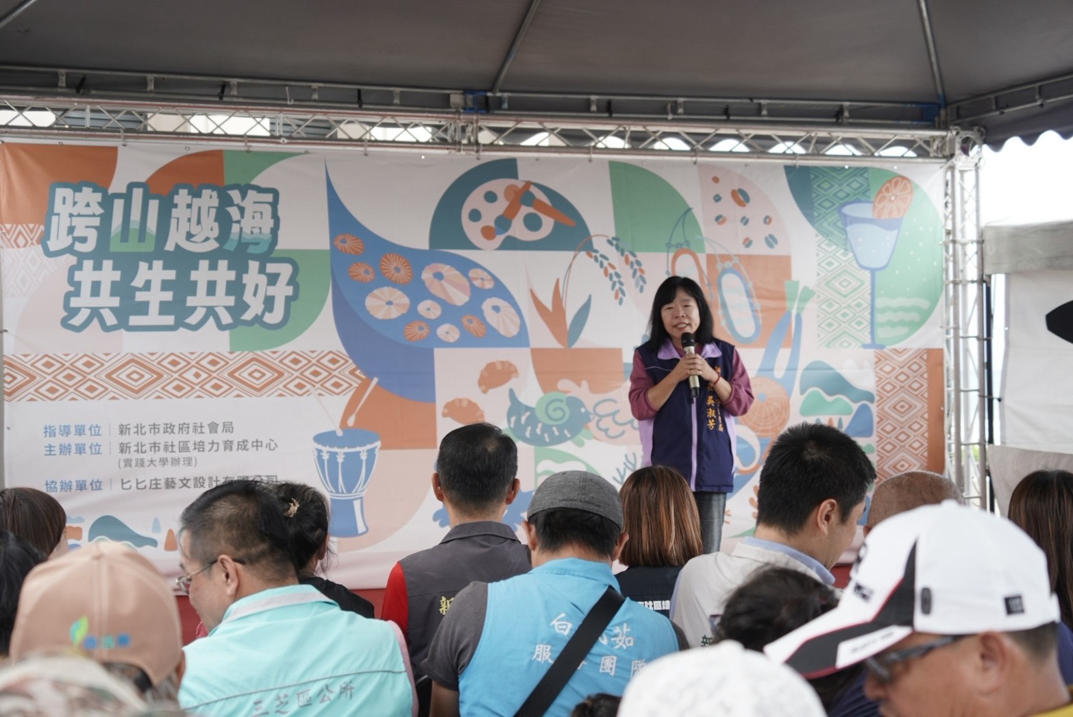  社會局副局長吳淑芳在成果展中，感謝黃珮玲老師9年來帶領育成中心團隊陪伴輔導新北470個社區發展協會。