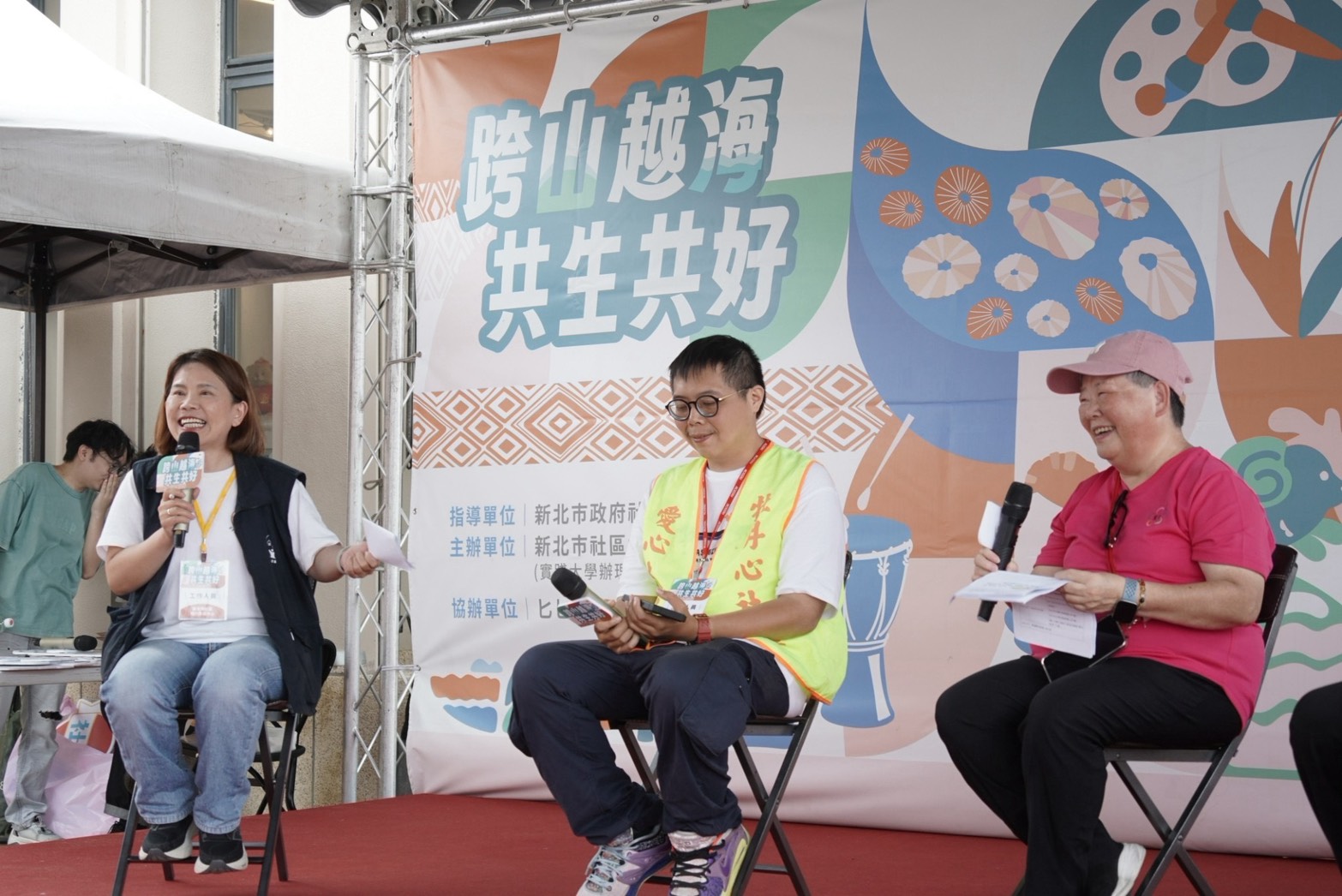 新北市社區培力育成中心主任黃珮玲（左）以「社區尚青」與「共生社區」為主題，主持社區交流論壇。