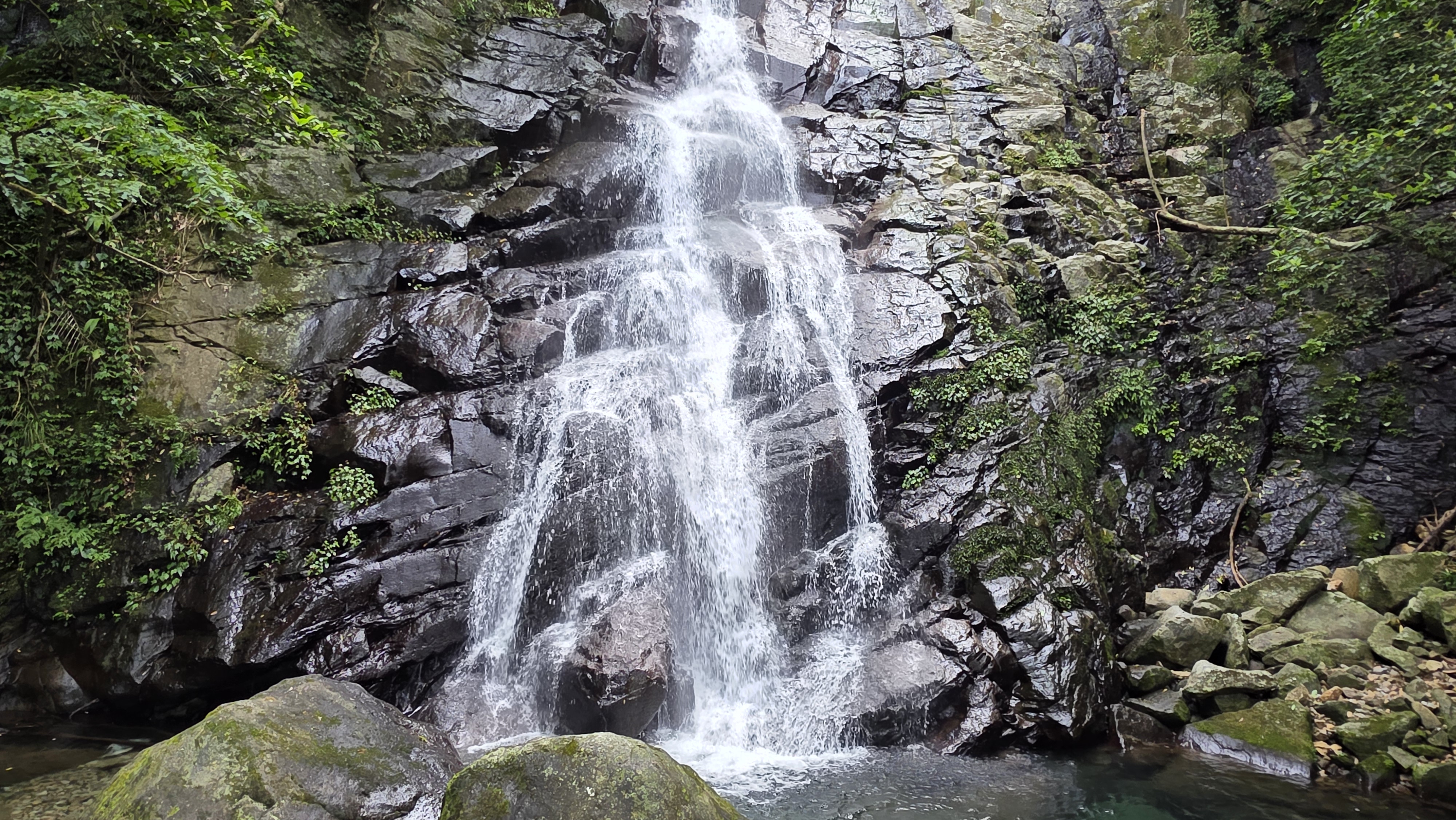 於觀景平台眺望青山瀑布壯麗，享受負離子洗禮