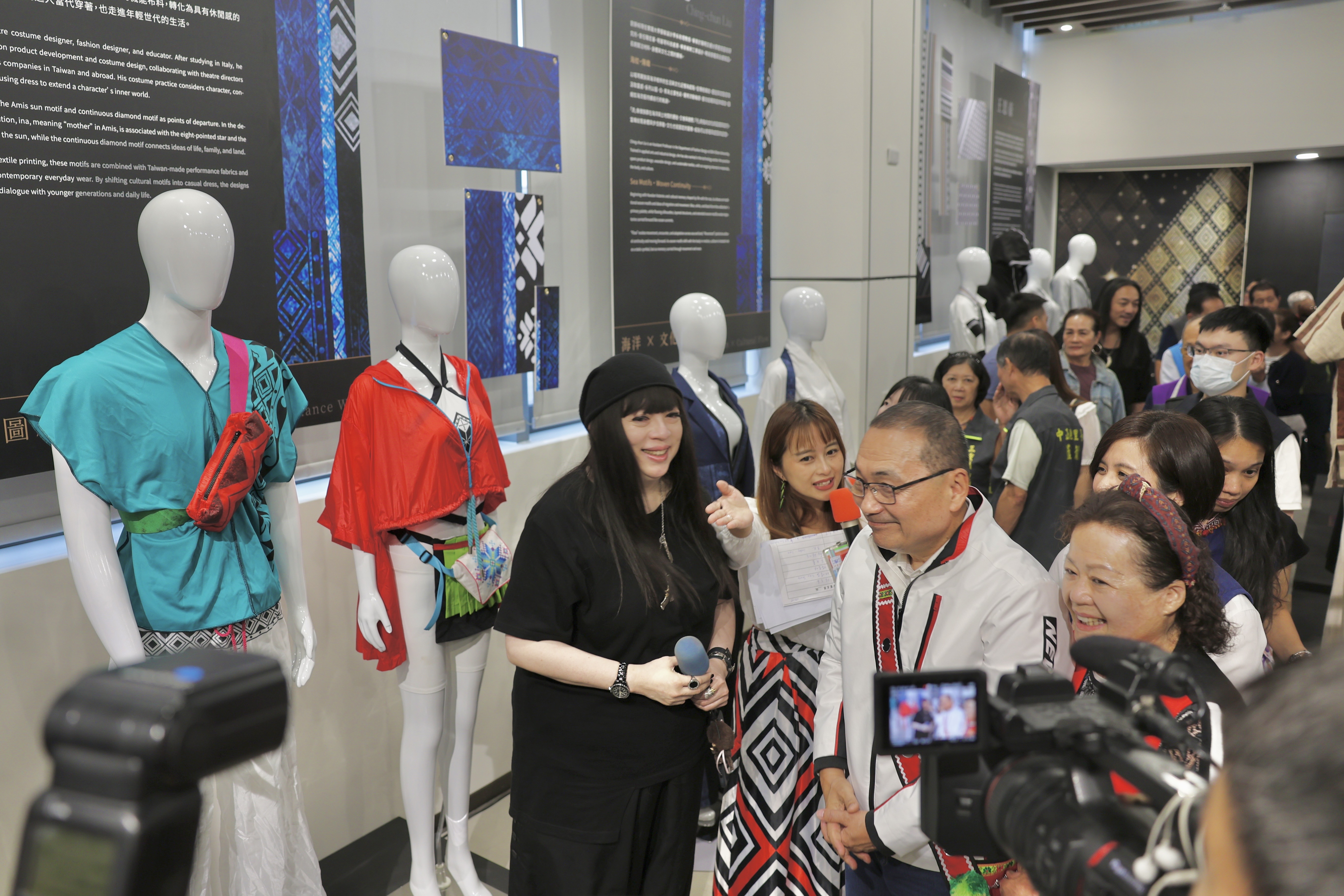▲新北市市長侯友宜參觀「織．見－原住民族織藝服飾展」。(圖/新北市政府原民局提供)