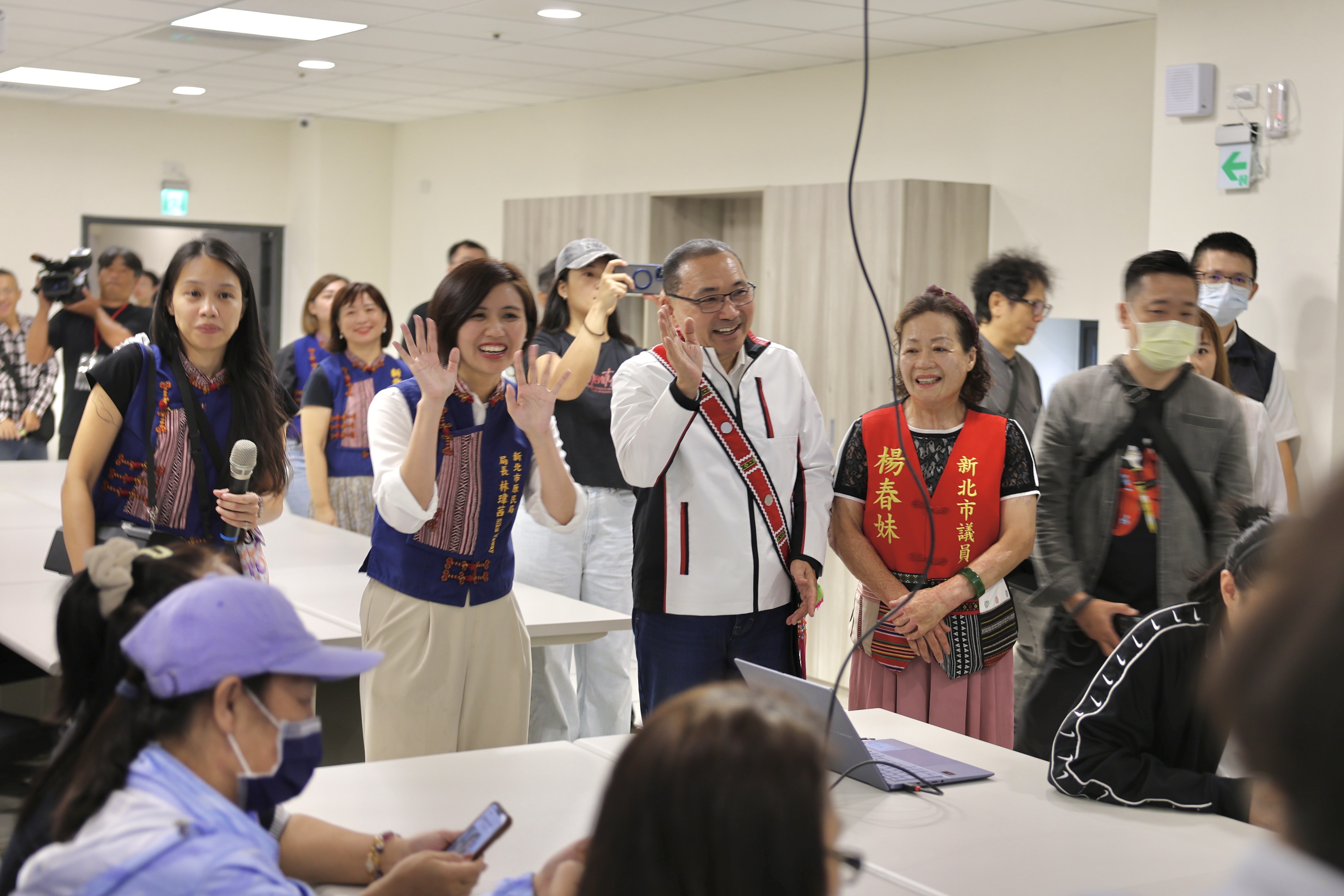 ▲新北市市長侯友宜參與新北原民服務中心各樓層導覽。(圖/新北市政府原民局提供)