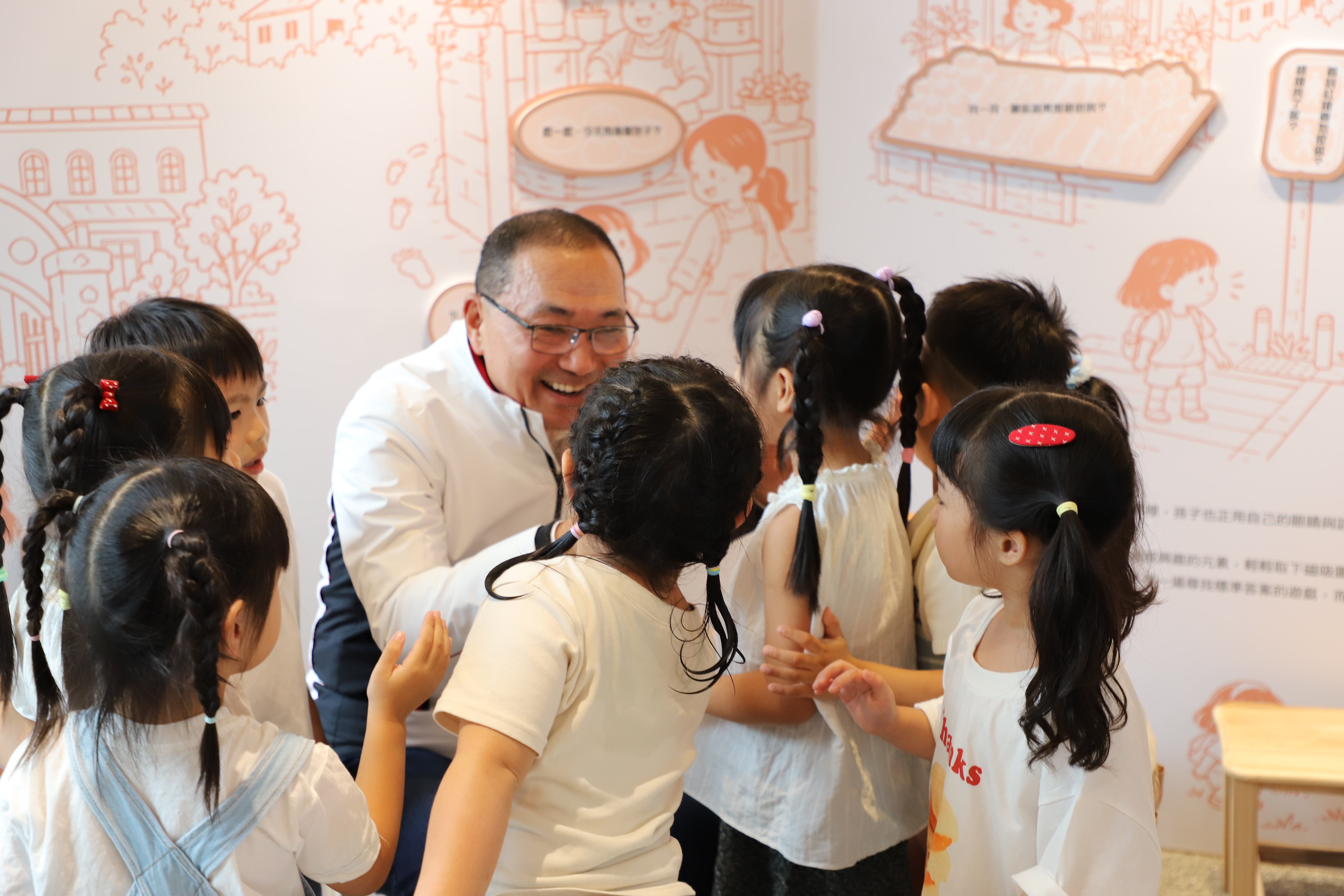 侯友宜市長與幼兒園孩子親切互動，現場氣氛溫馨。