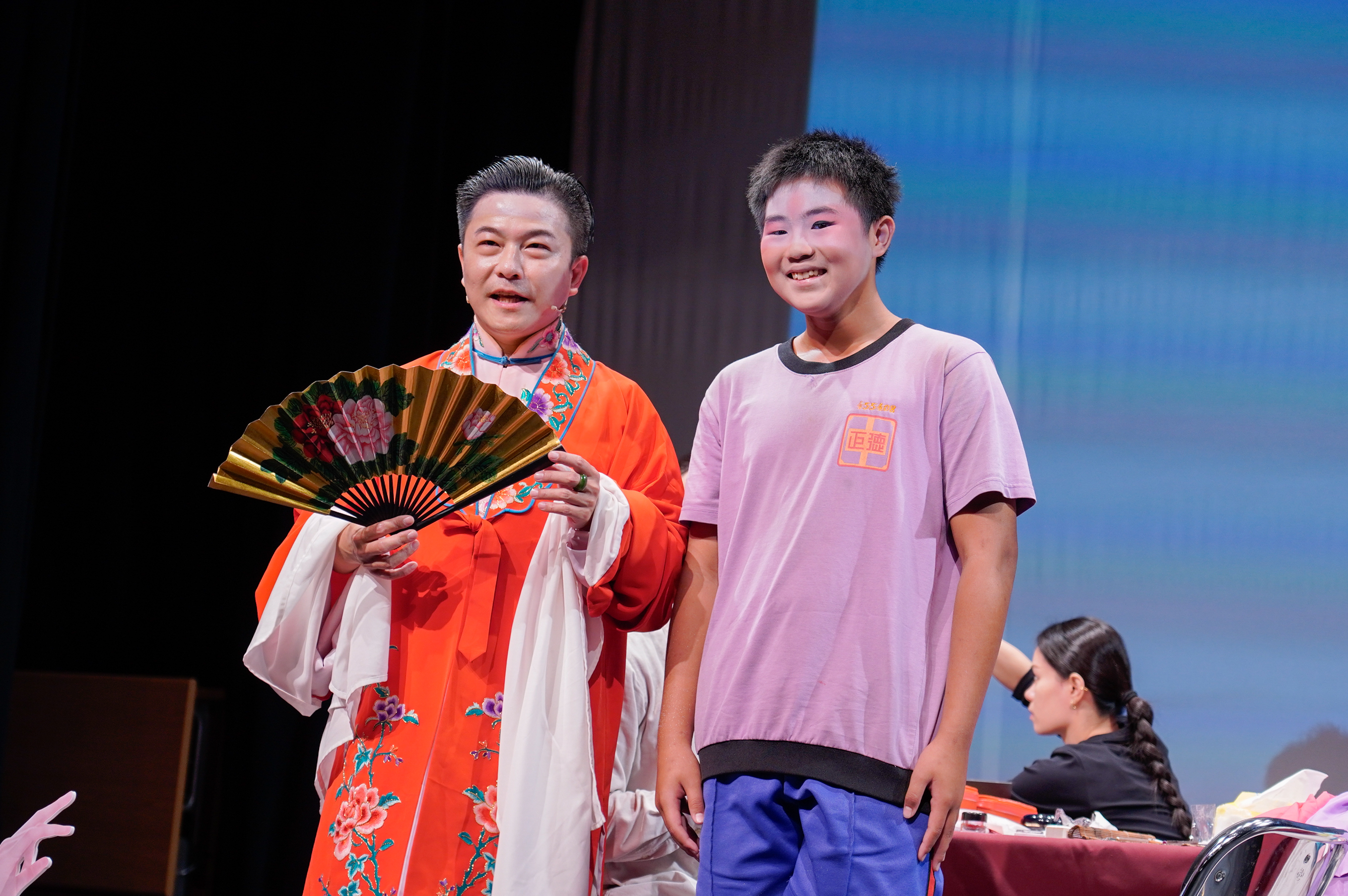  男孩也爭相體驗京劇妝化。
