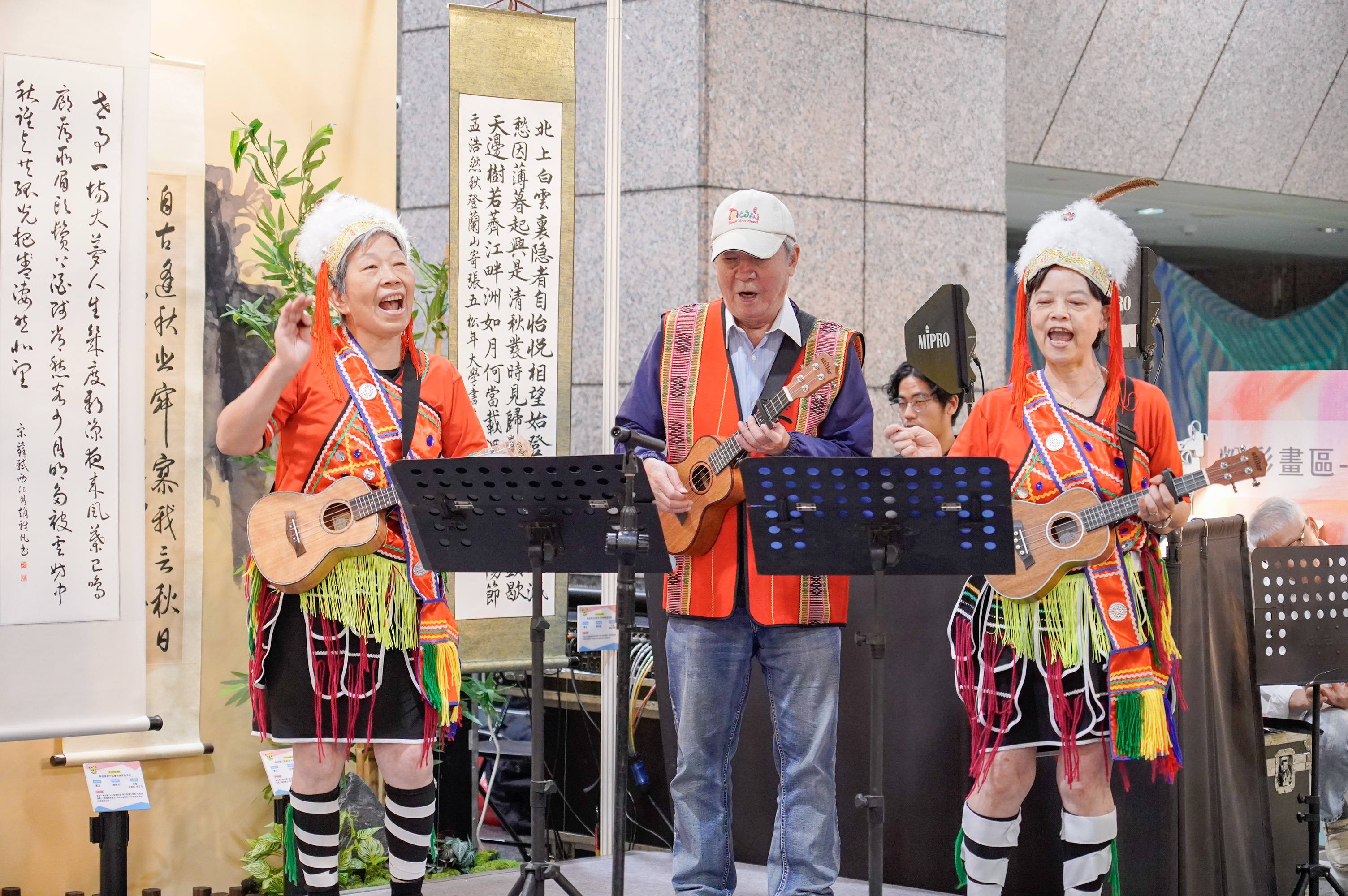 新住民輔導協會大安歌唱班學員穿上原住民服裝表演那魯7-11，為松大成果展揭開序幕。