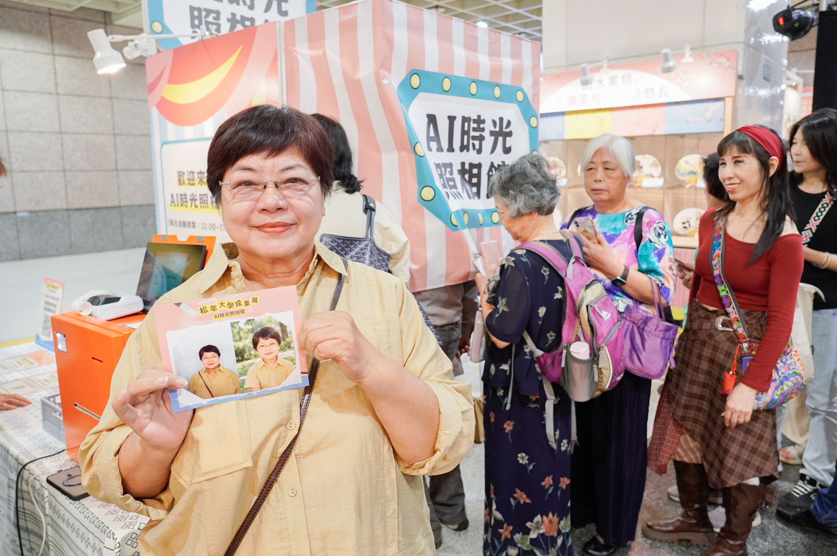  松年大學靜態展現場有「AI時光照相館」，吸引民眾排隊嘗試。