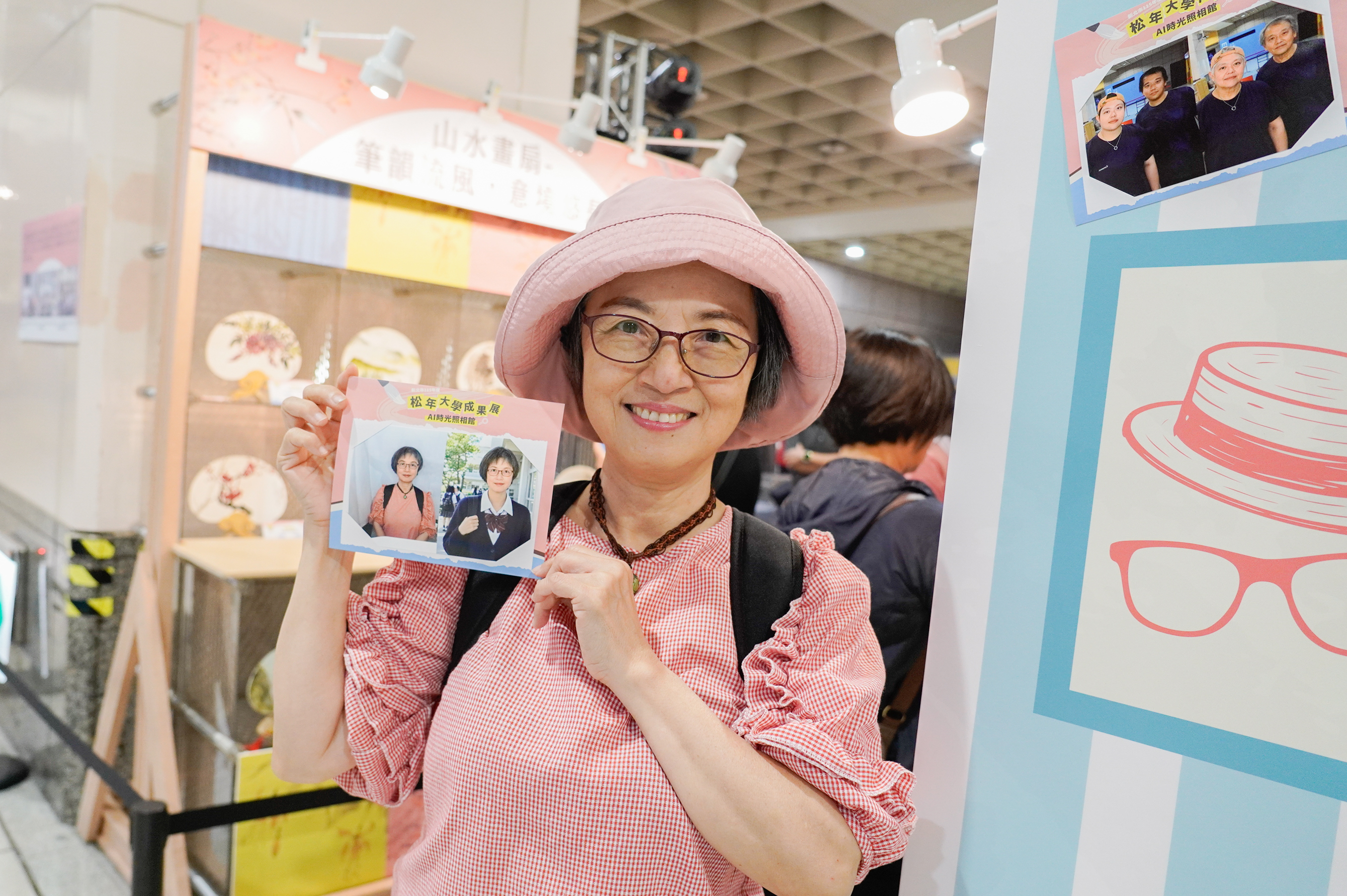  透過「AI時光照相館」，民眾重回18歲學生模樣。