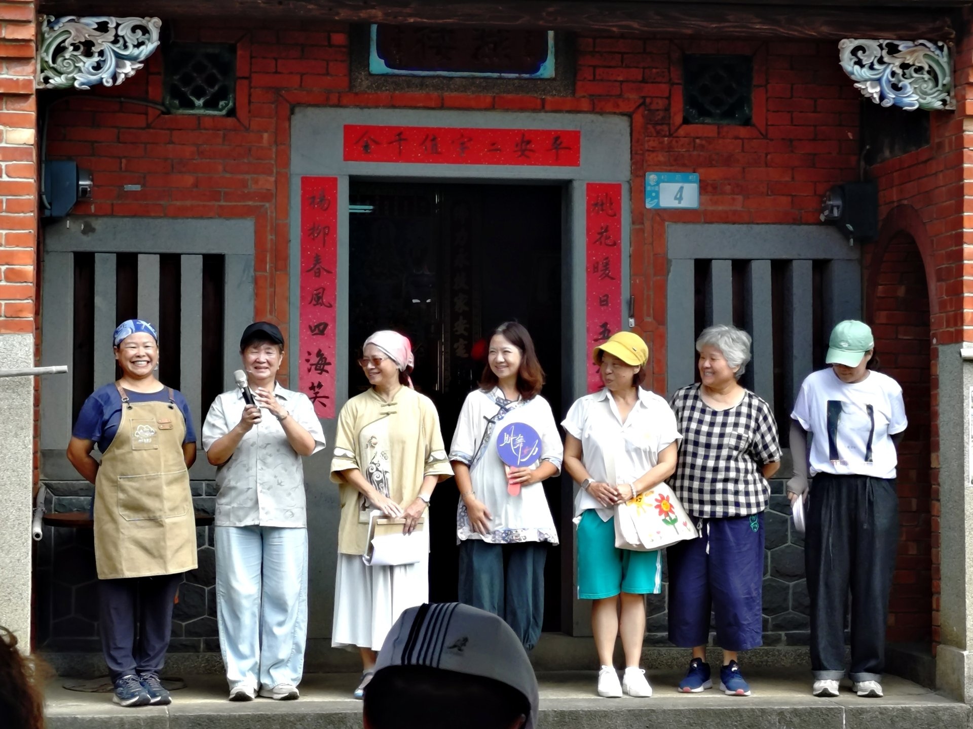 社區長者演唱忠寮採茶歌，旅學堂女力團隊於詩路演出行動劇