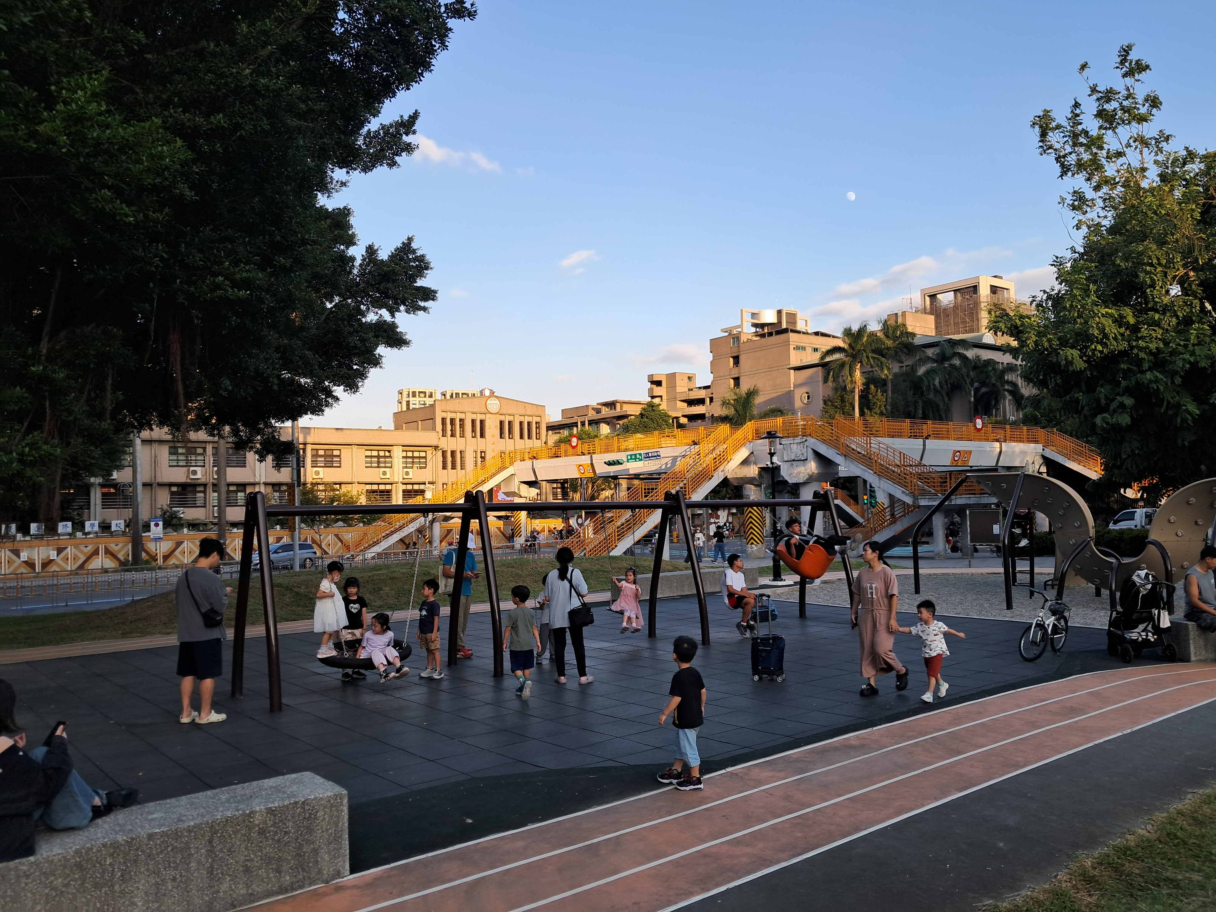 圖2板橋第一運動場共融式鞦韆