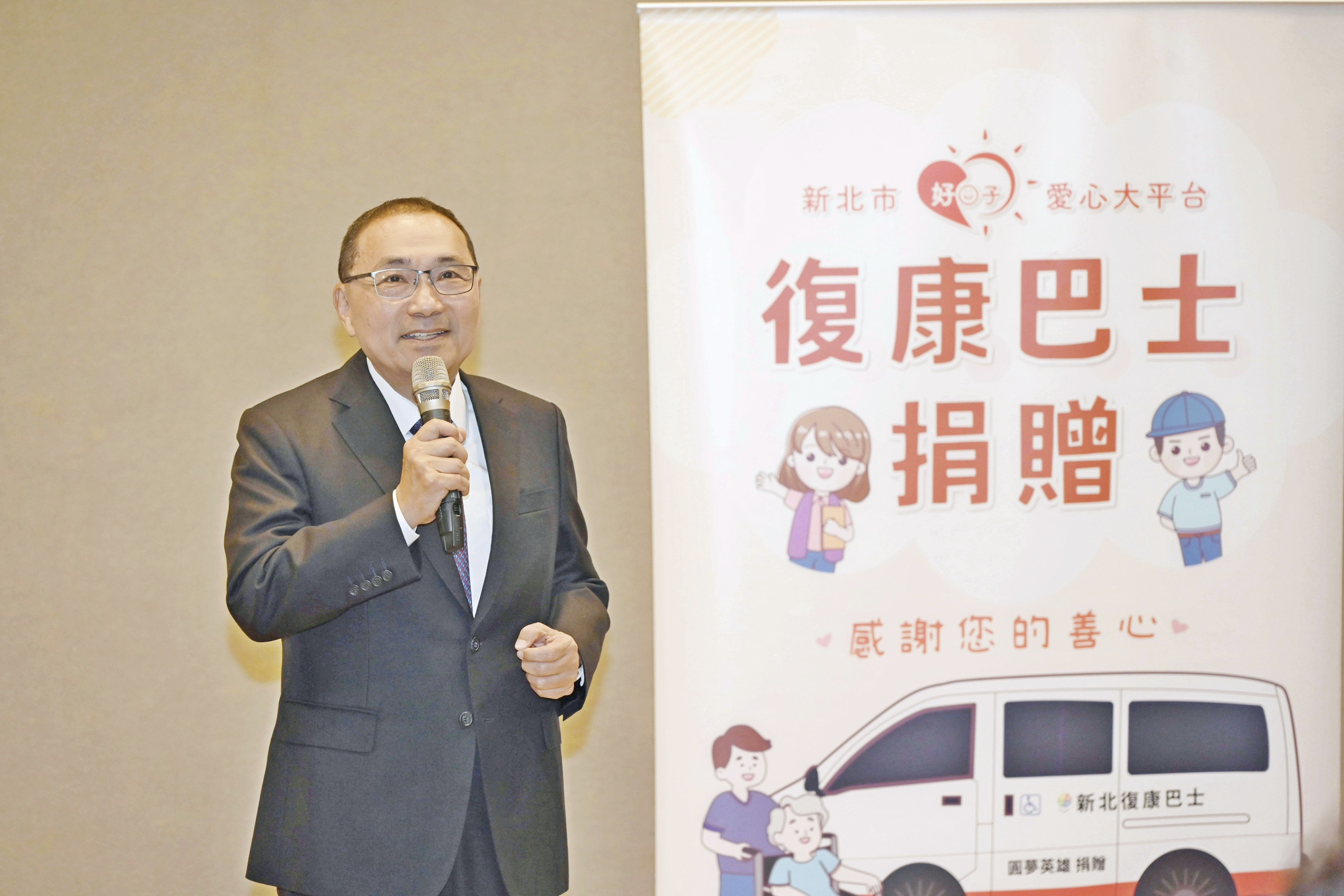 禾繕基金會及天麗生技今（8）日捐贈新北市政府復康巴士1輛，市長侯友宜代表受贈