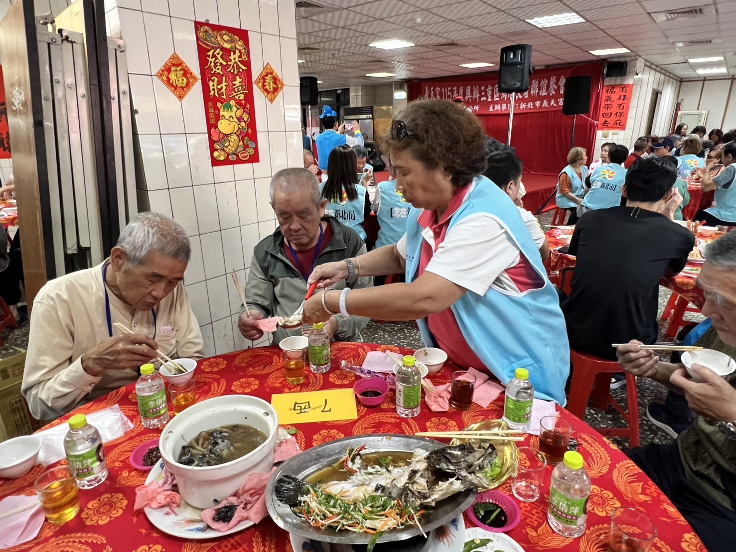 重陽敬老，義天宮宴請三重區60位獨居長者與慈暉志工午宴。