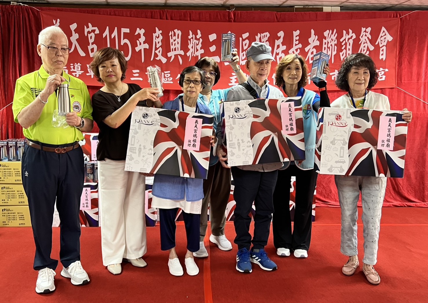 前常務監察委員陳進生致贈毛毯予現場長者，另也準備保溫瓶送給現場志工人員，與長輩一同歡慶重陽節.