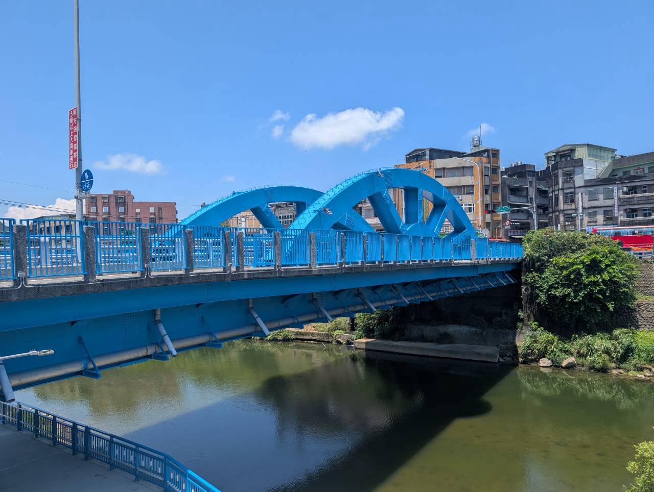 瑞峰橋經除鏽處理、換上嶄新的藍色塗裝，為瑞芳地區增添明亮的新風貌。