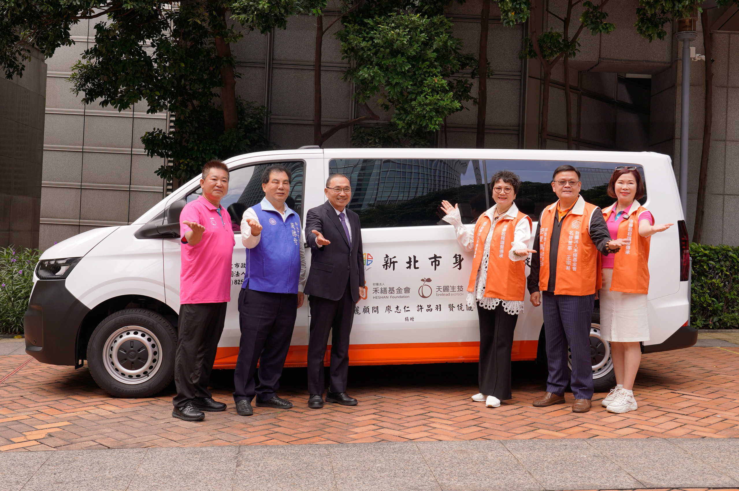 右起禾繕基金會顧問許品羽、執行長王宗易、董事長毛卉瑜代表捐贈 由侯友宜市長代收 左1為廖志仁、左2為市議員周勝考