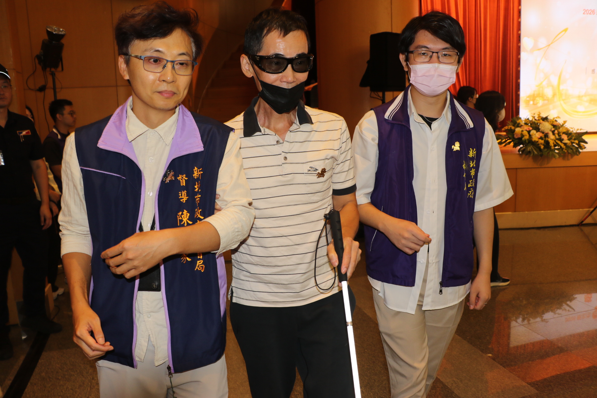  板橋第一社福中心主任陳慶家和社工張瑋哲（右）一路陪伴阿翔找房子、媒合盲人重建院按摩技術培訓，讓阿翔重新站立起來。