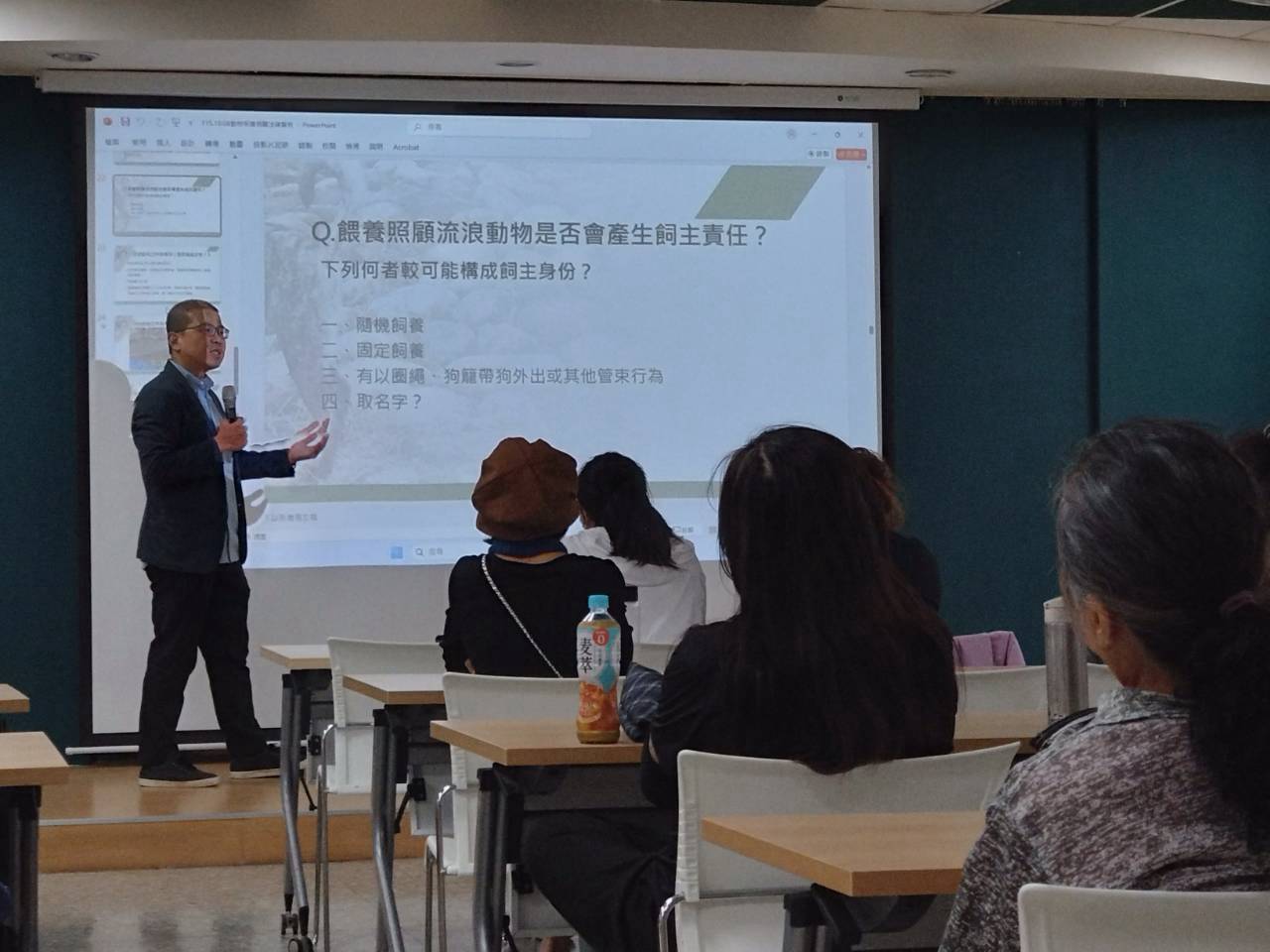 全國律師聯合會行政法委員會委員黃文承律師進行法規宣導，透過深入淺出的法律條文解析與案例分享，提升現場愛爸愛媽的動保法規知能，保障自身與動物權益。