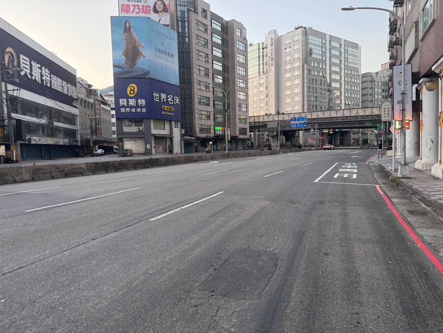 為提升新店區中興路二段(中正路至寶橋路口)道路品質，養工處將於10月12日至15日夜間進行道路銑鋪工程，請用路人留意交通資訊。