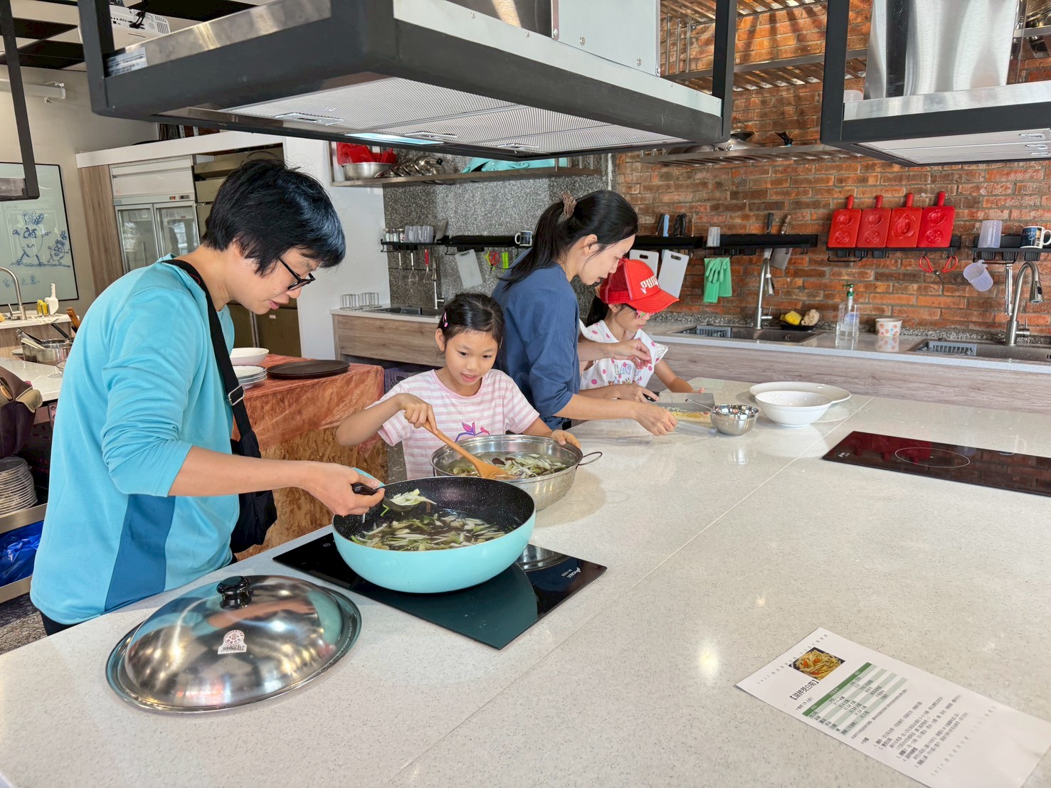 選用農會農民直銷站的當季食材，參與料理體驗
