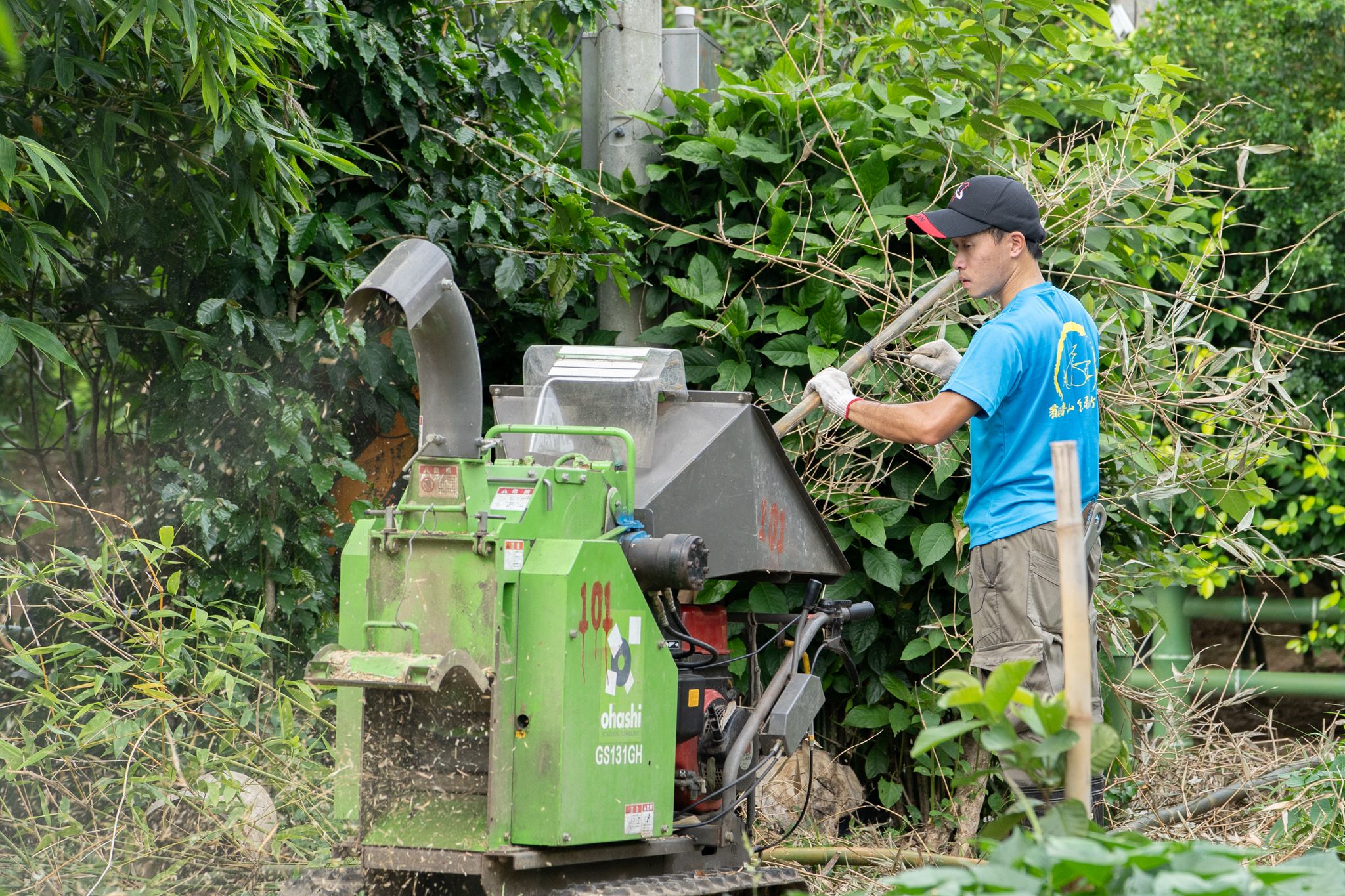 農業局輔導產區農會添購碎竹機，將老竹粉碎化為土壤有機肥