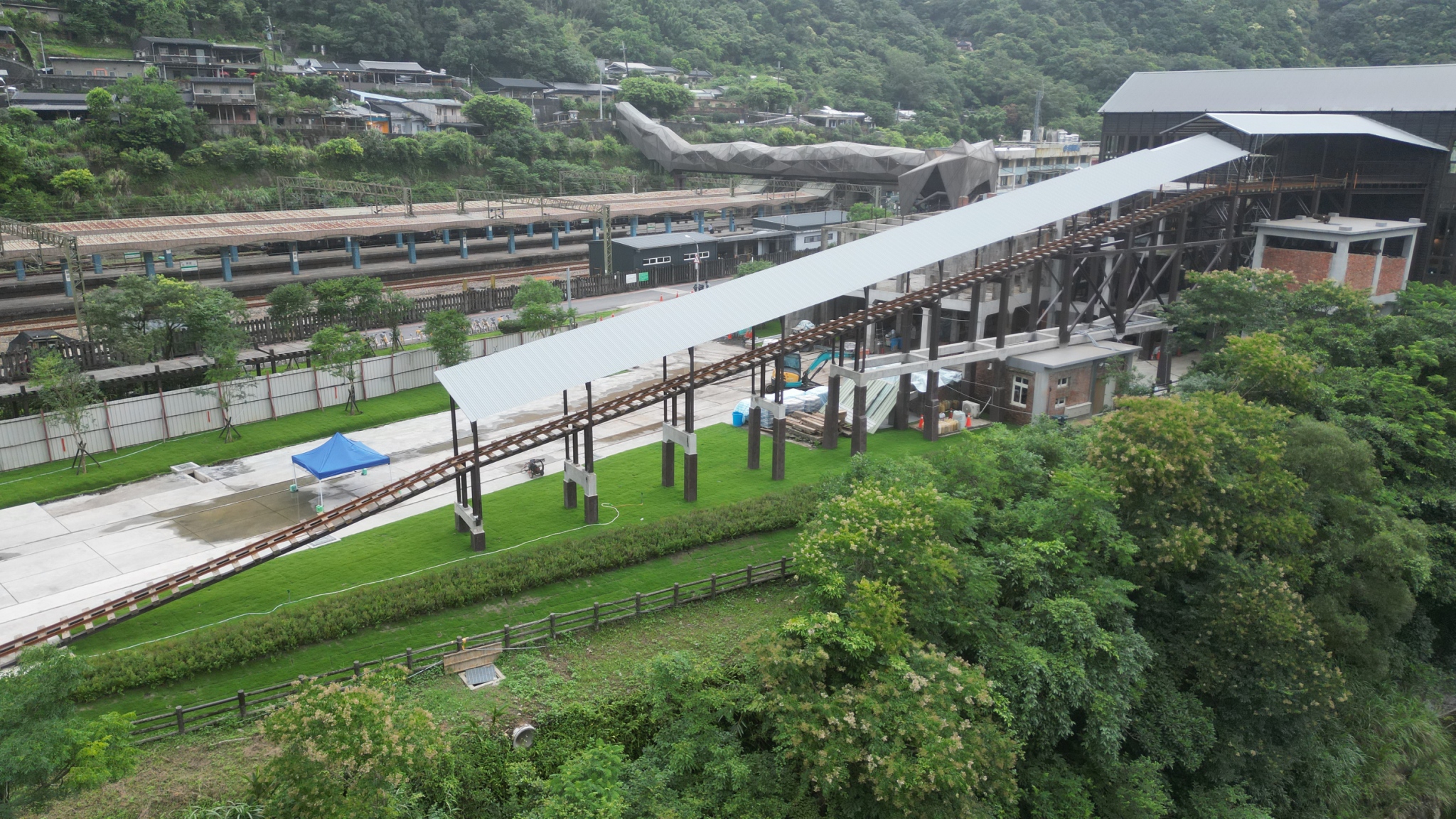  還原昔日運煤坡道及軌道，重現煤炭運送動線，讓民眾走進歷史場景。