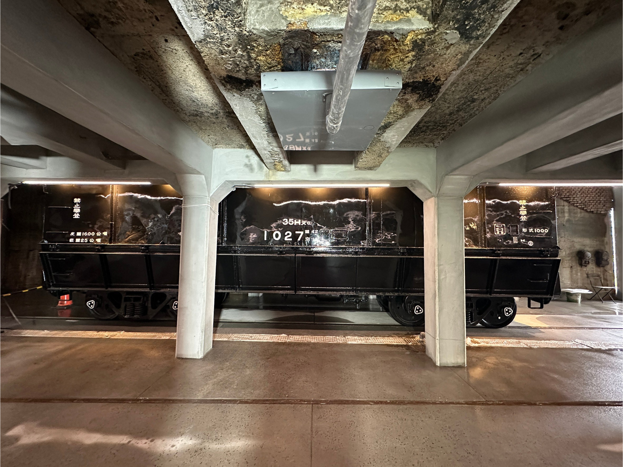 與臺鐵合作引進35H1000型煤斗車展示，重現昔日煤炭運輸與卸煤情境。