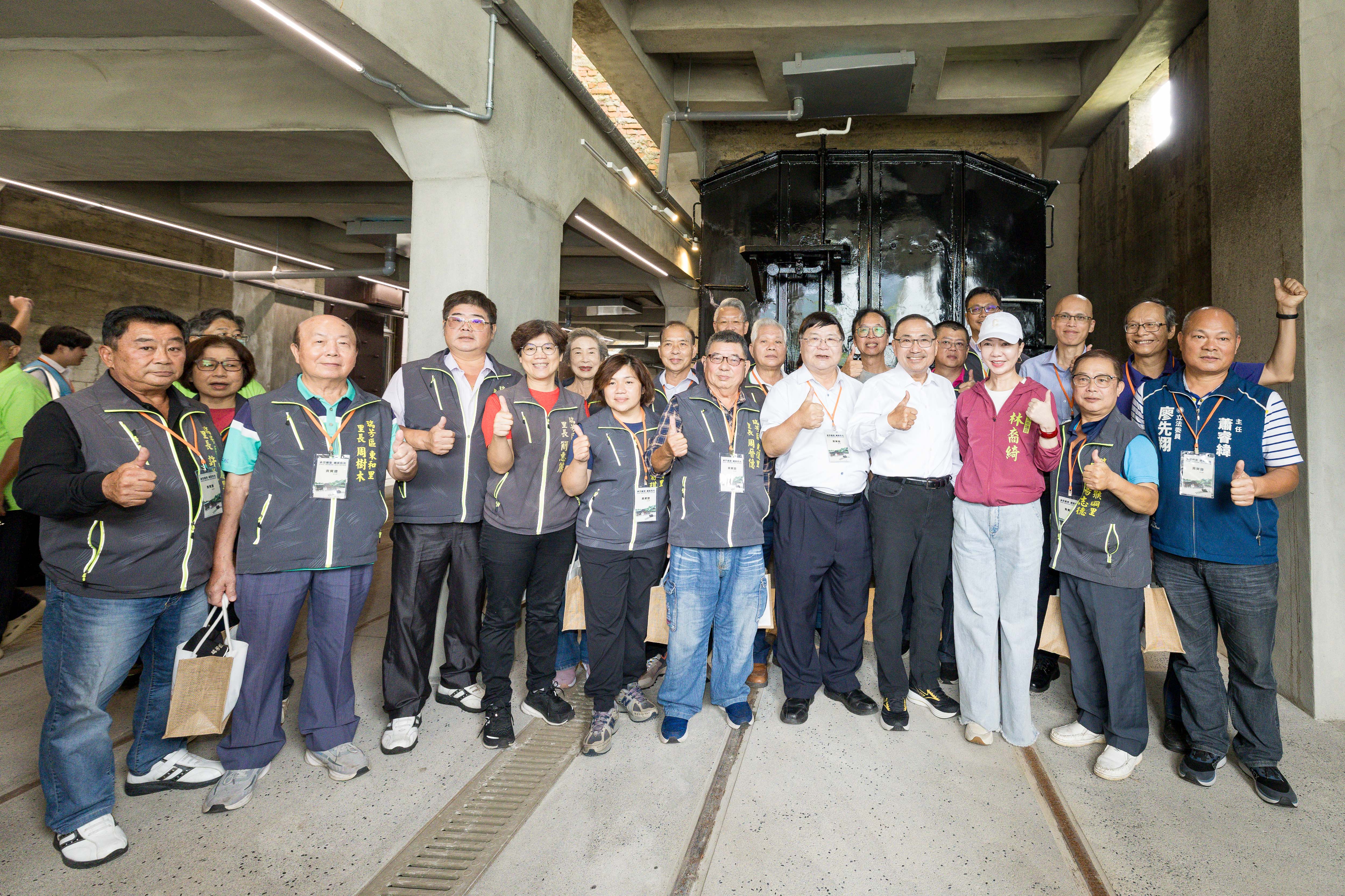  市長及貴賓與35H1000型煤斗車合影，重現昔日煤炭運輸場景，串聯猴硐礦業歷史地景。