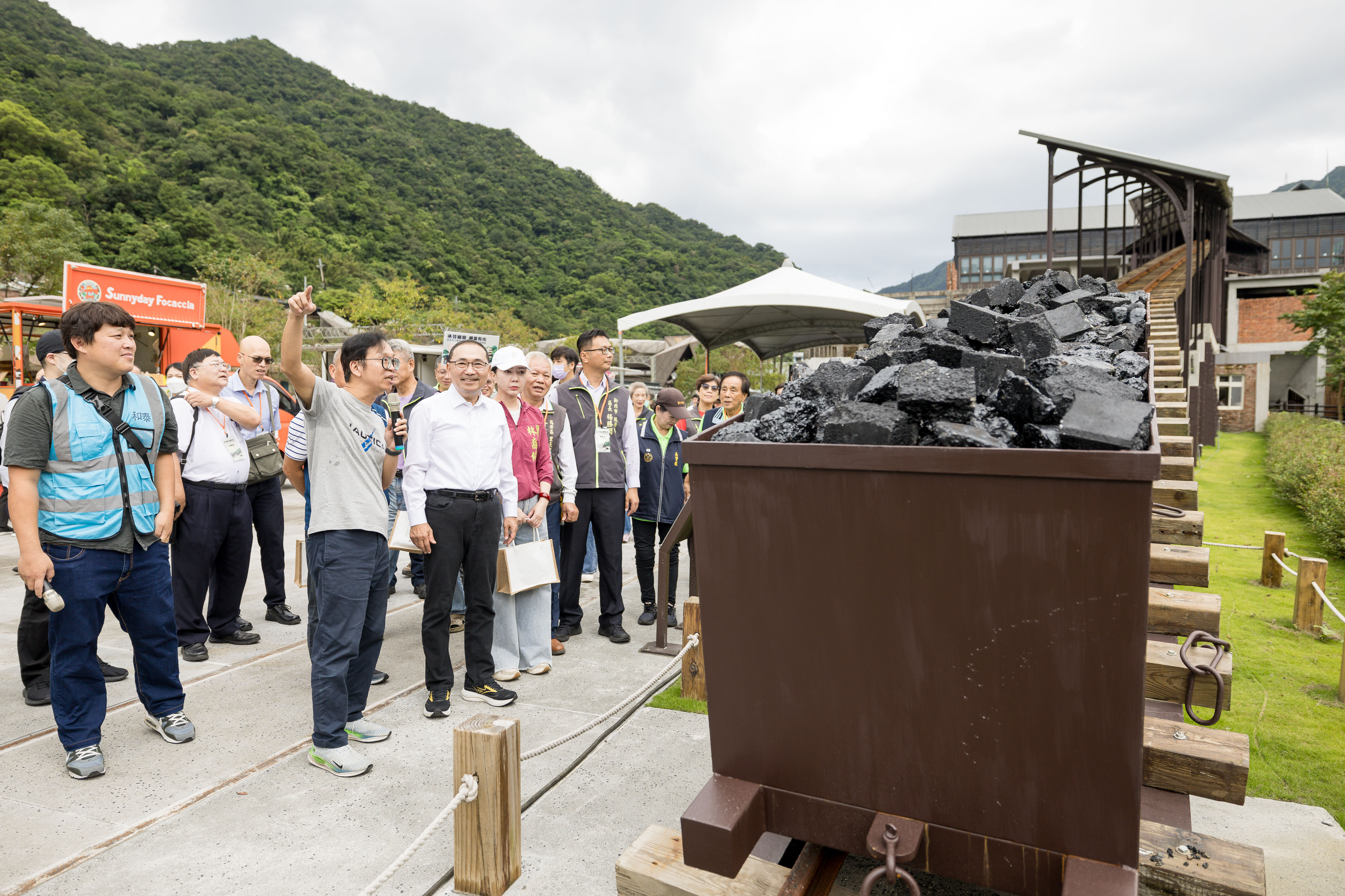  市長侯友宜參觀整煤廠二期修復成果，了解翻車機、運煤坡道與煤斗車串聯的整煤流程。