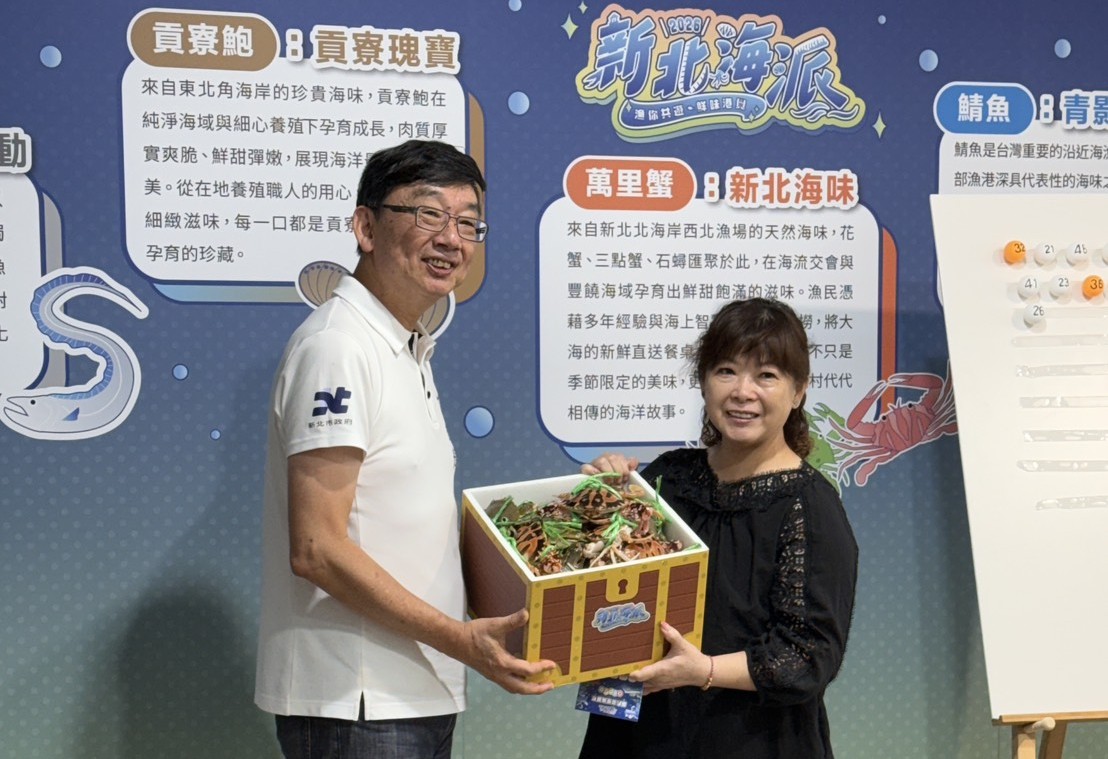 諶錫輝局長抽出價值5000元的萬里蟹禮盒送給幸運民眾