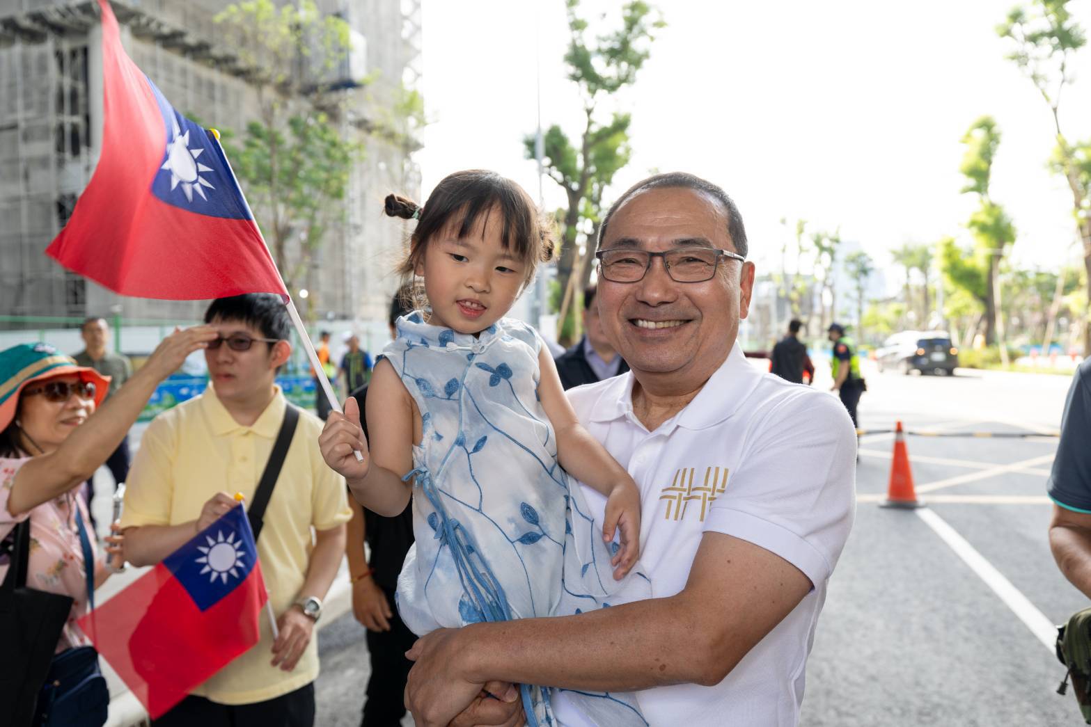 侯友宜市長與民眾熱情合照。