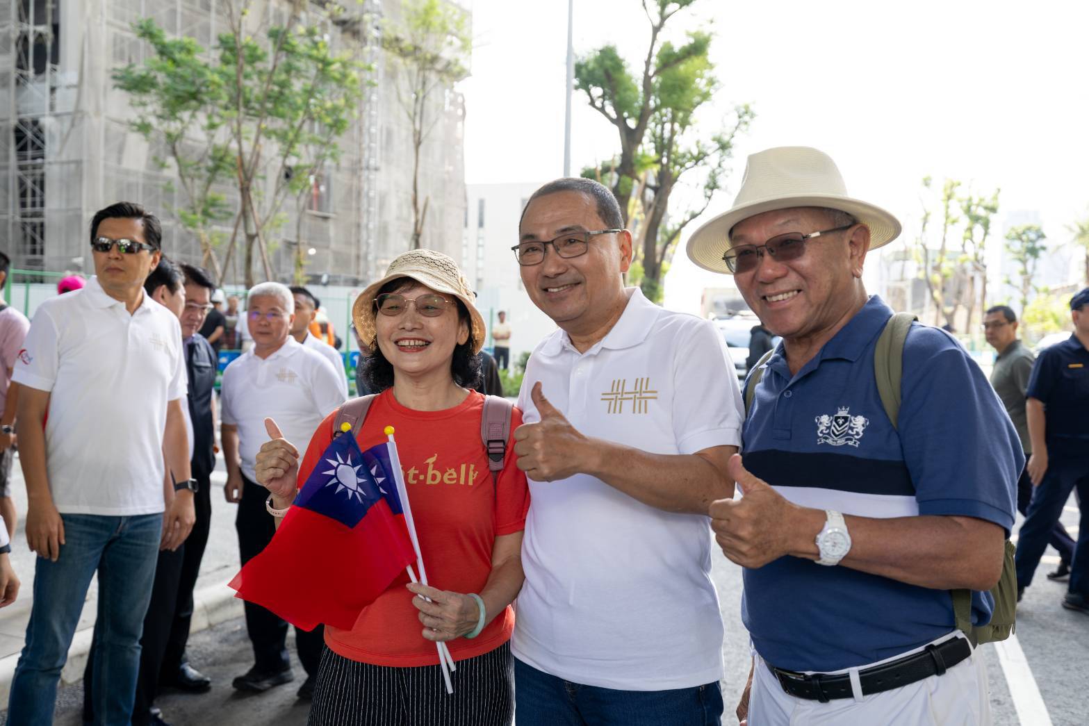 新北市長侯友宜與民眾熱烈互動。