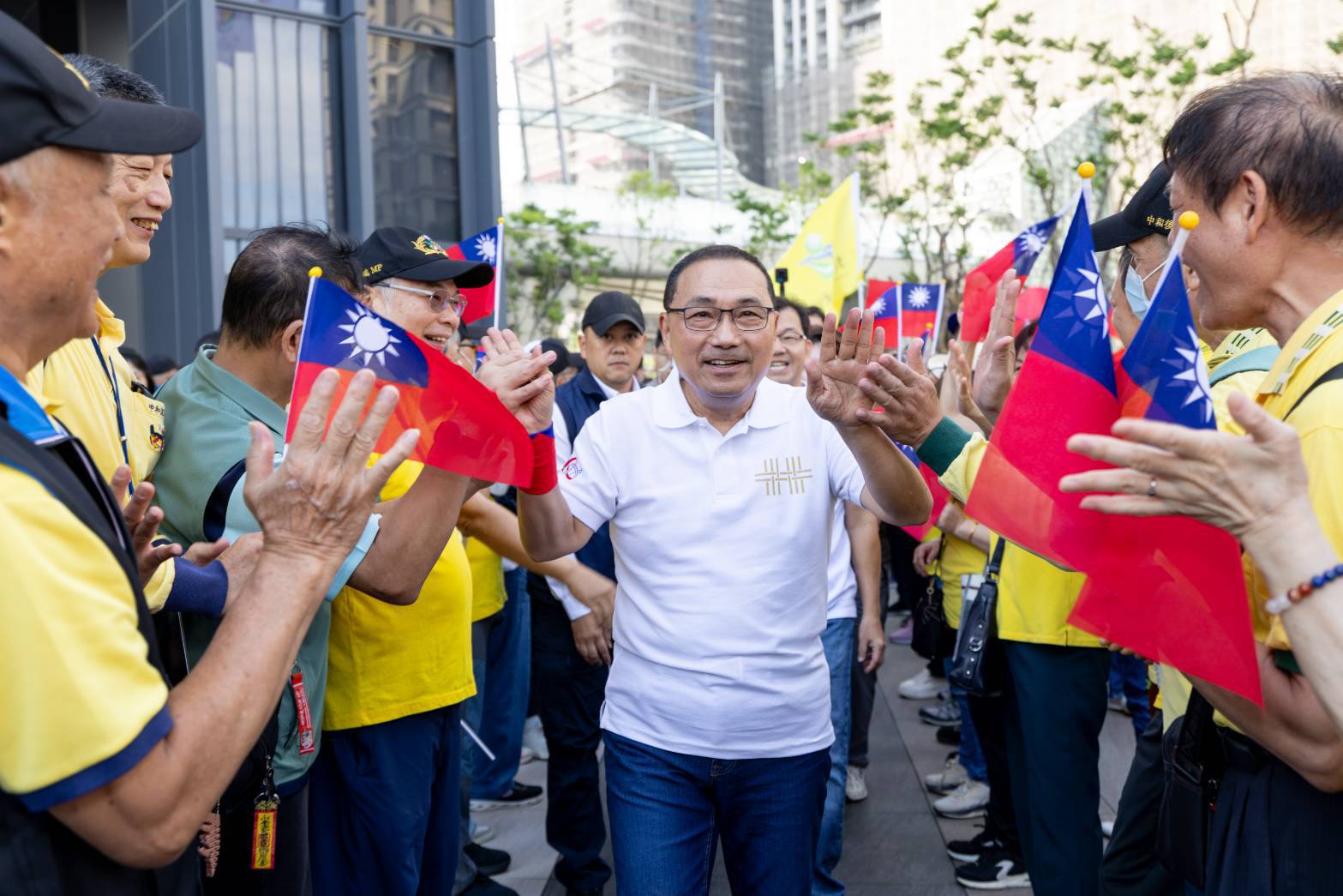 新北侯市長友宜與民眾熱烈互動。