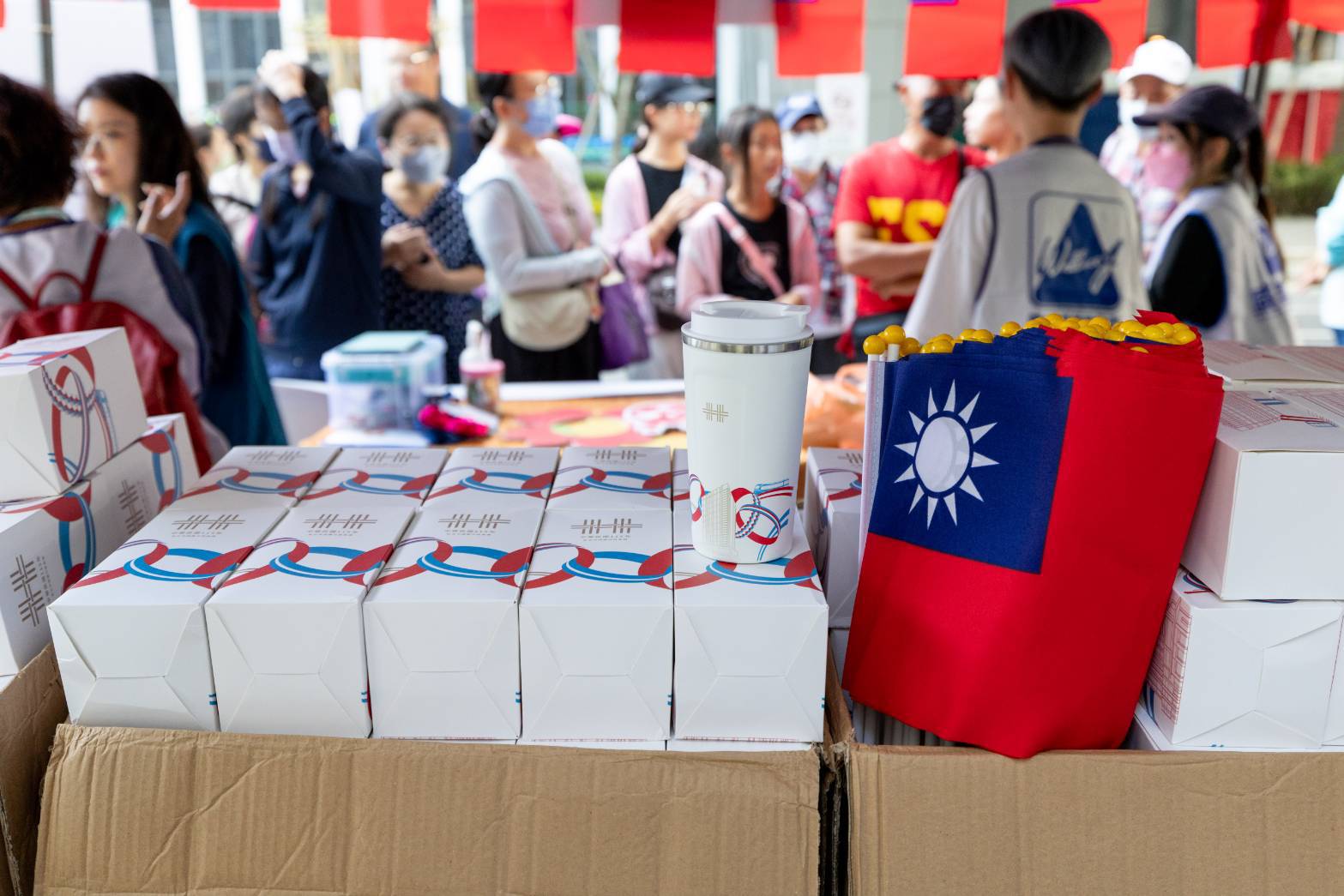 限量500份「國慶紀念隨行杯」引發排隊熱潮。
