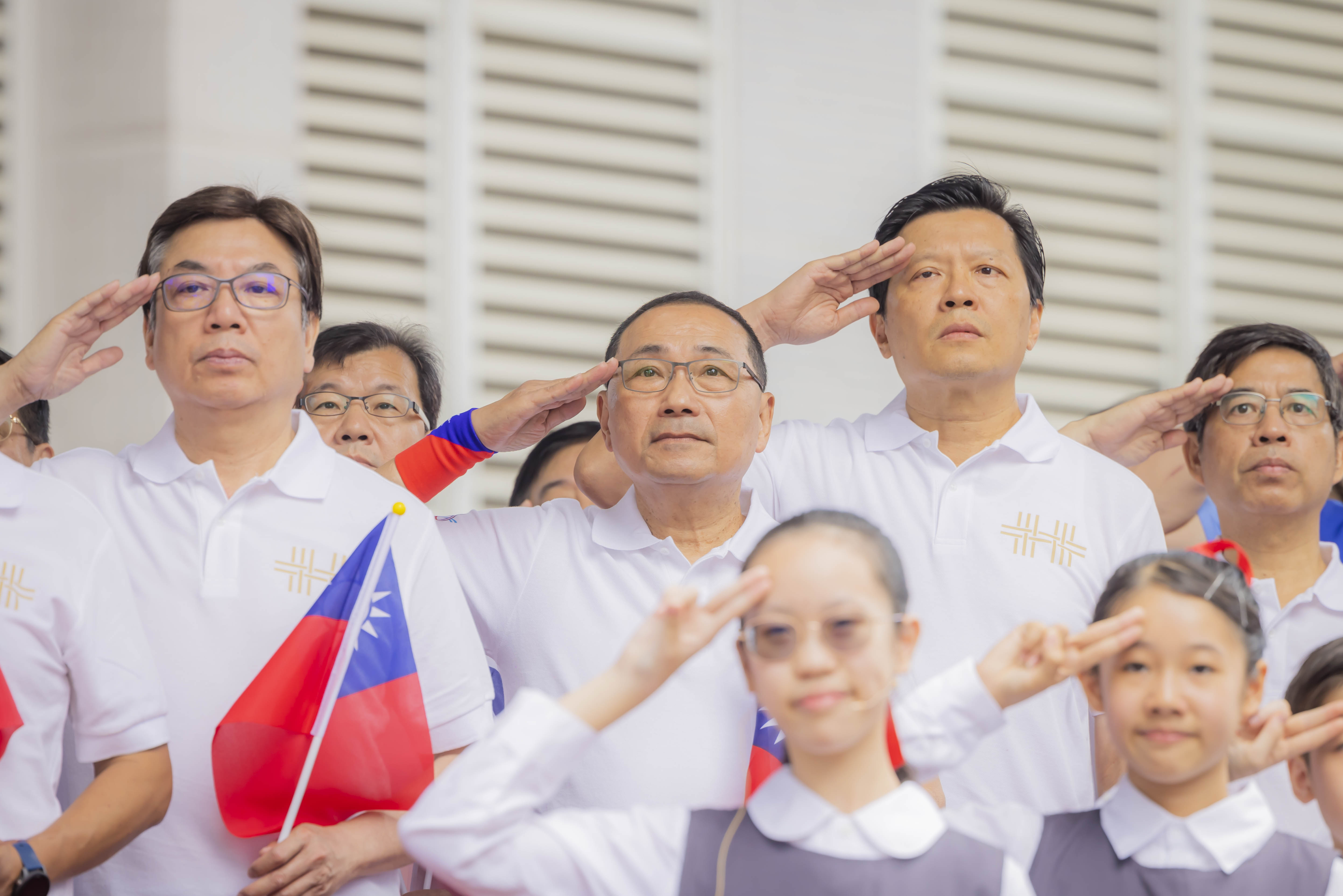 新北市政府今（10）日舉行國慶升旗典禮，新北市長侯友宜與民眾齊唱國歌，祝福中華民國生日快樂。