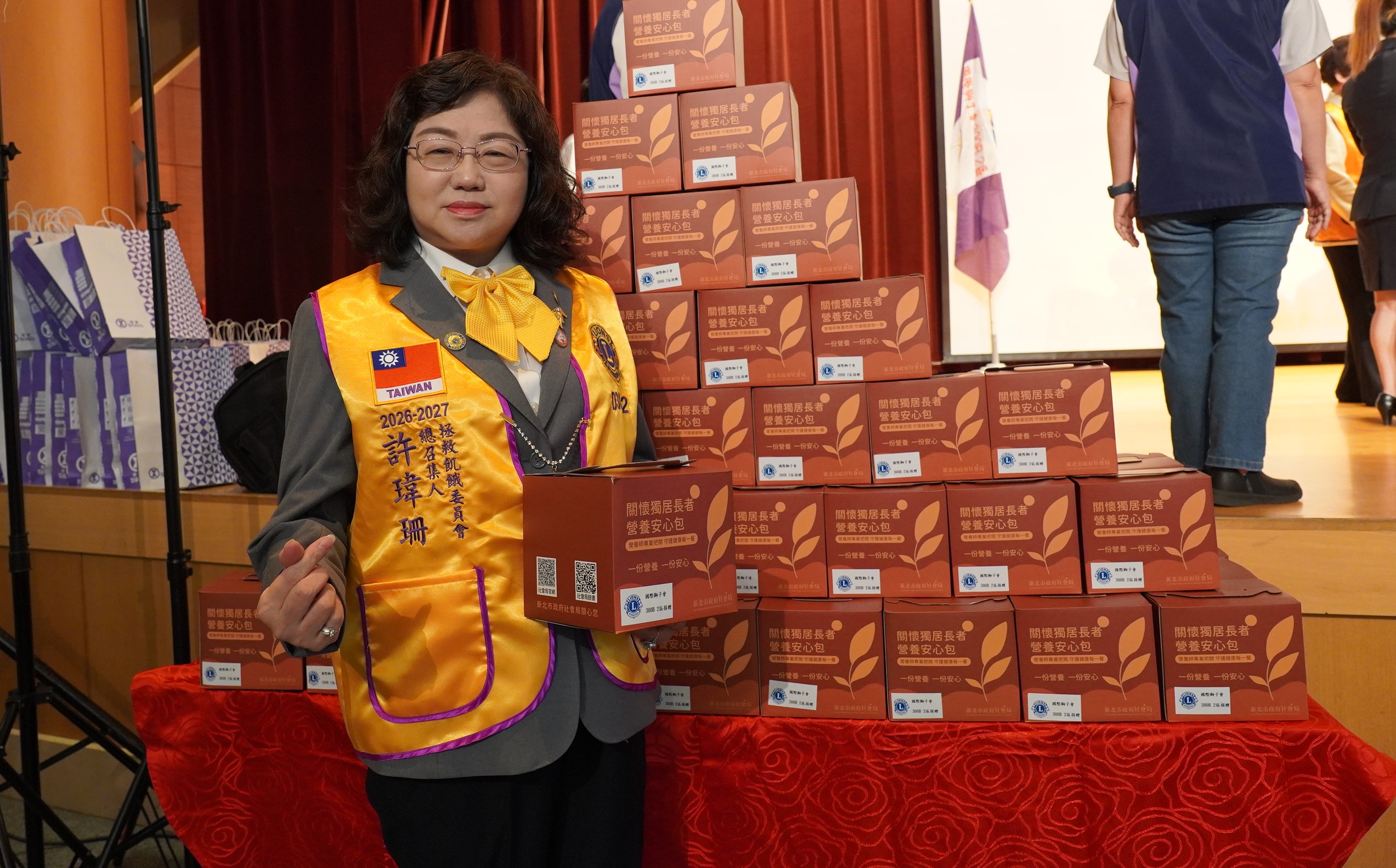  國際獅子會300B 2區響應新北市好日子愛心大平台，捐贈新北市社會局400份獨老安心包，總價值約24萬元。圖為國際獅子會300B 2區拯救飢餓委員會總召許瑋珊。