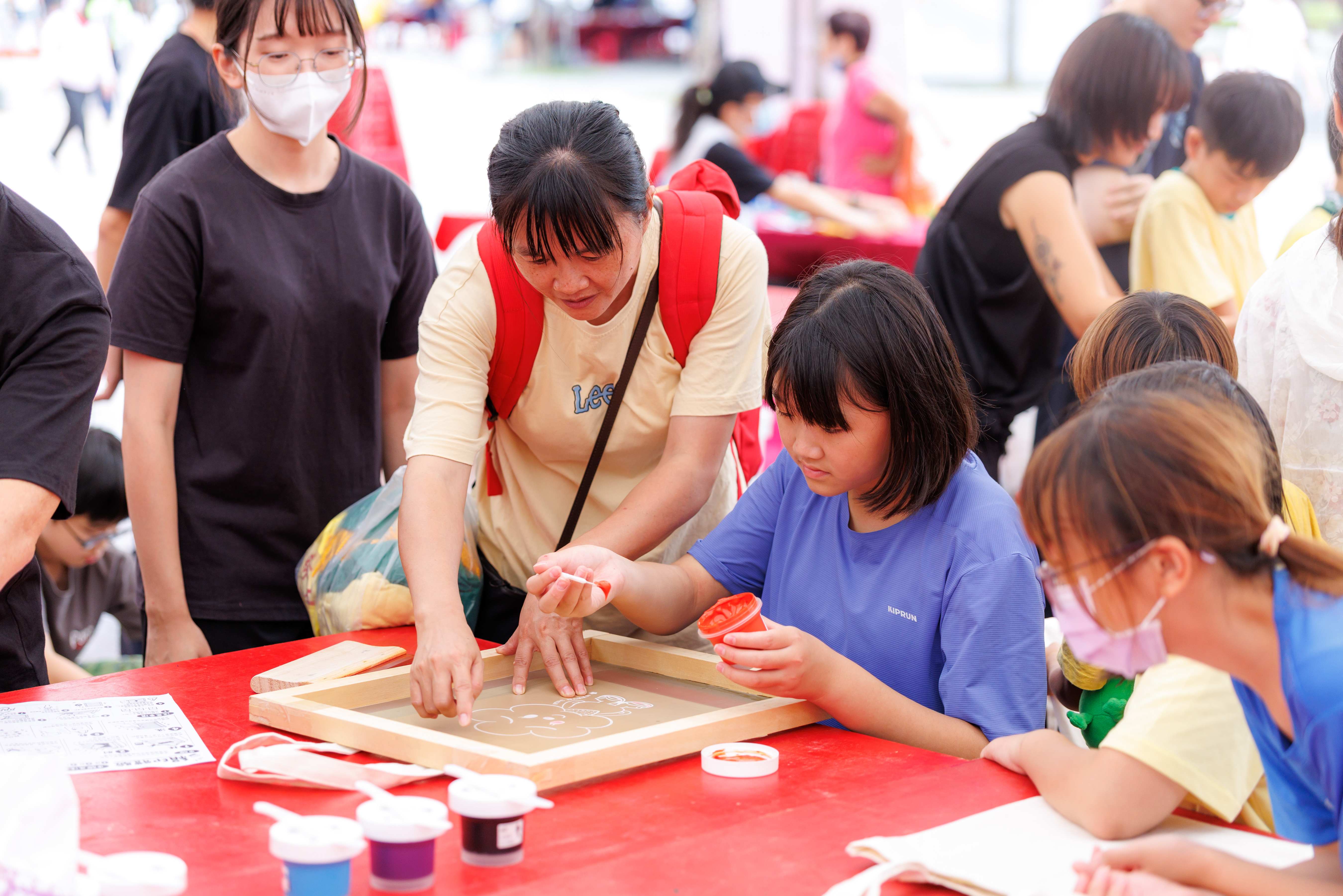 圖7家長帶領小朋友協力完成「親子絹印發桐醬DIY」