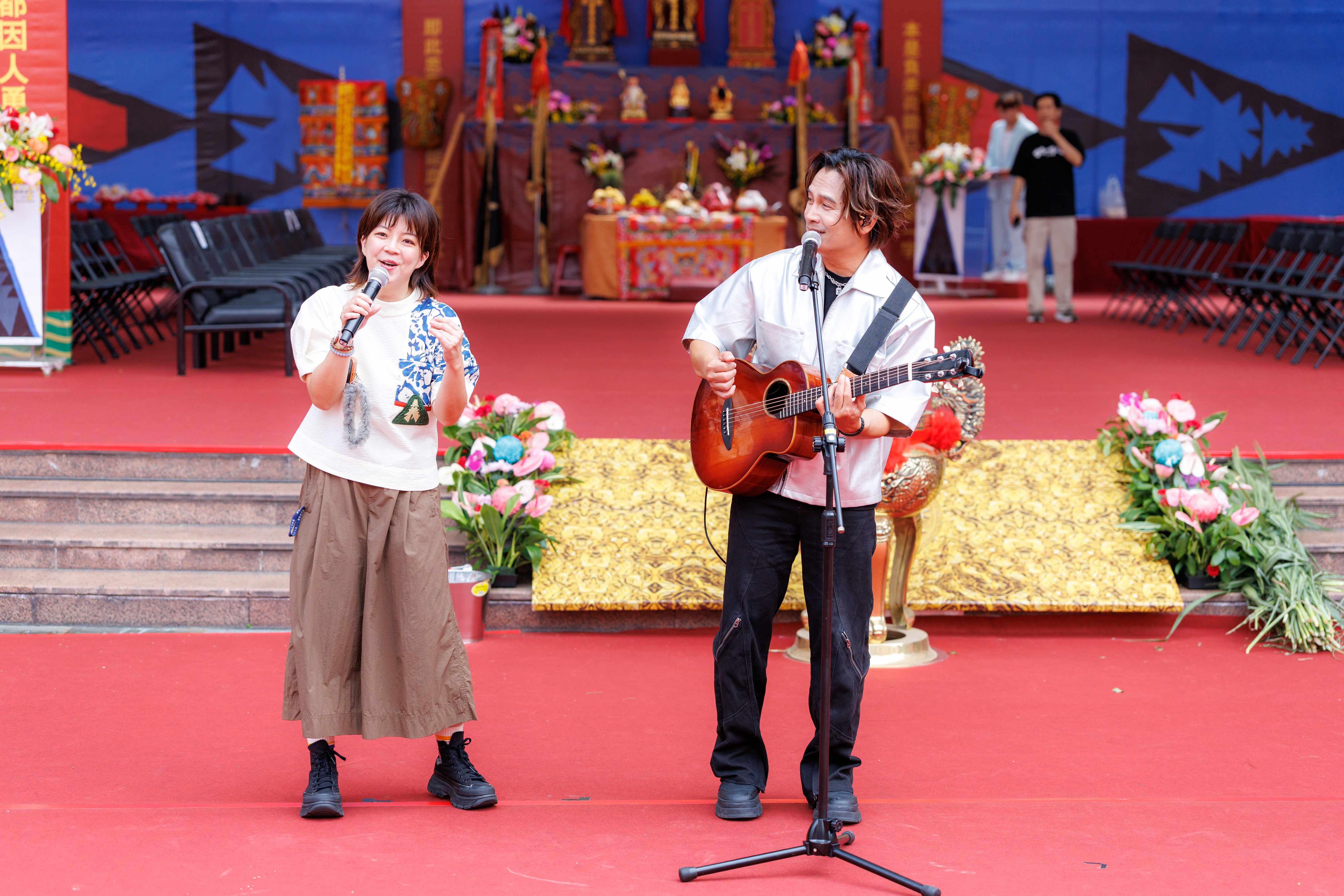 圖8新北市客家事務局長劉冠吟與客家金曲獎歌手羅文裕於安座大典合唱(由左至右) 