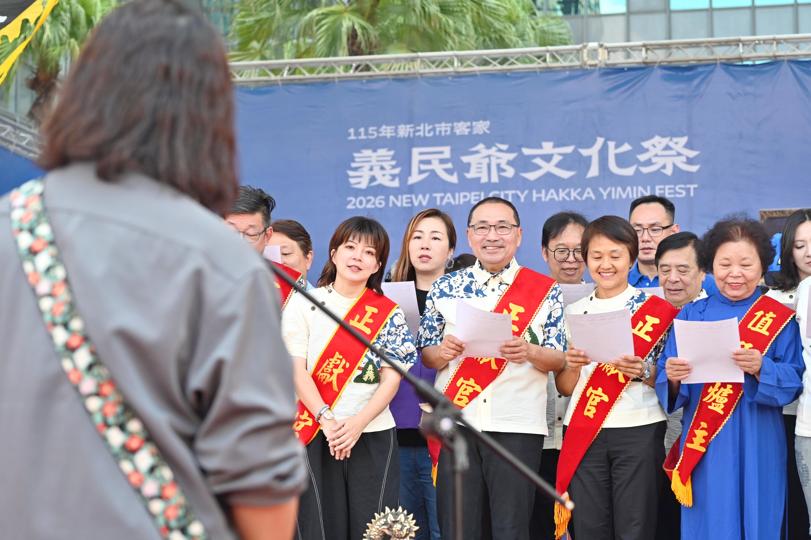 客家龐克樂團「粹垢TRAEGO」攜手國小及幼兒園學童百人合唱新北客家年度主題曲〈毋係一儕人〉，傳遞同行陪伴的精神。
