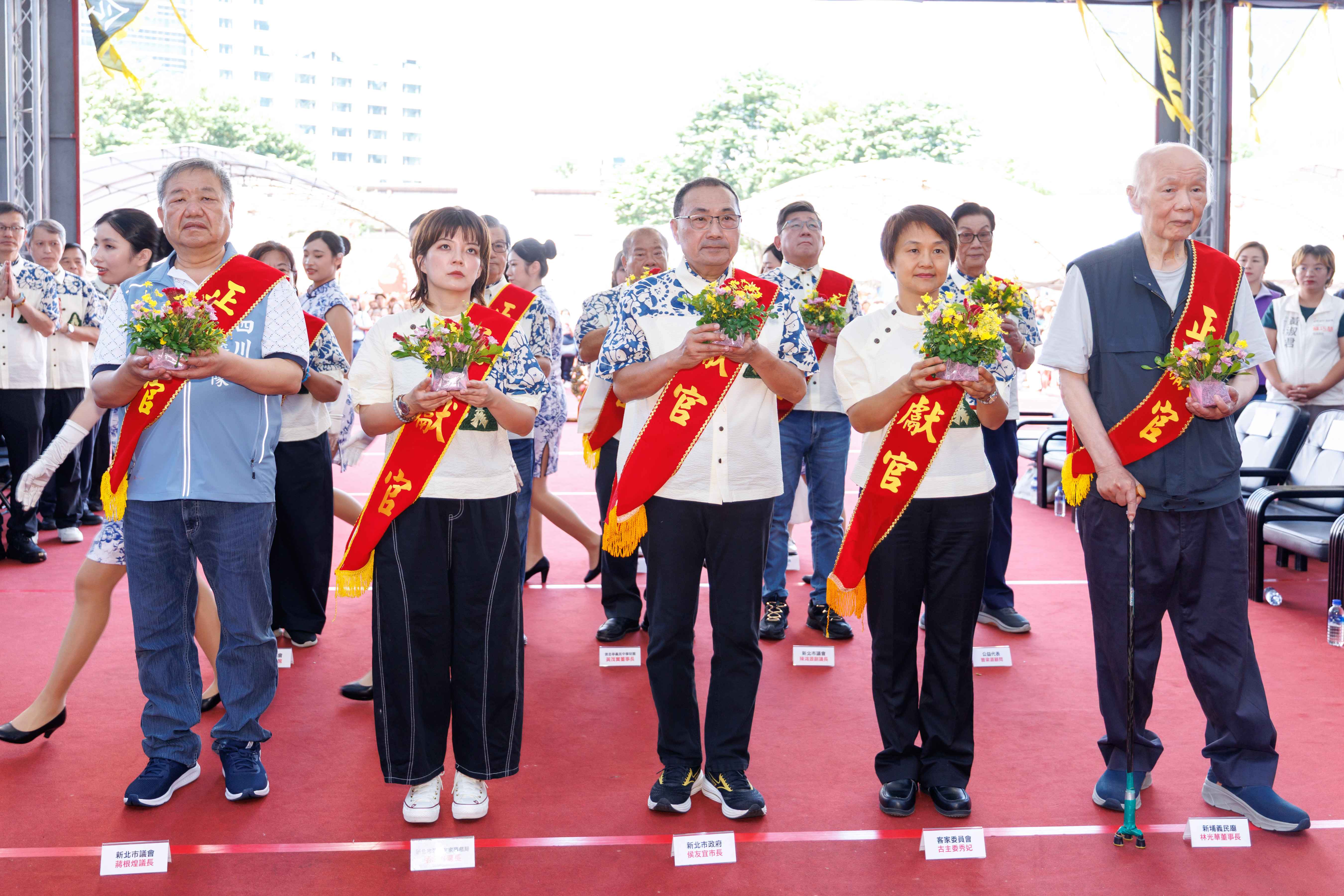 圖9_祭祀大典由新北市長侯友(中)宜擔任主祭官，與客委會主委古秀妃(右二)、客家事務局長劉冠吟(左二)等正獻官共同行「三獻禮」，祈求國泰民安、風調雨順。