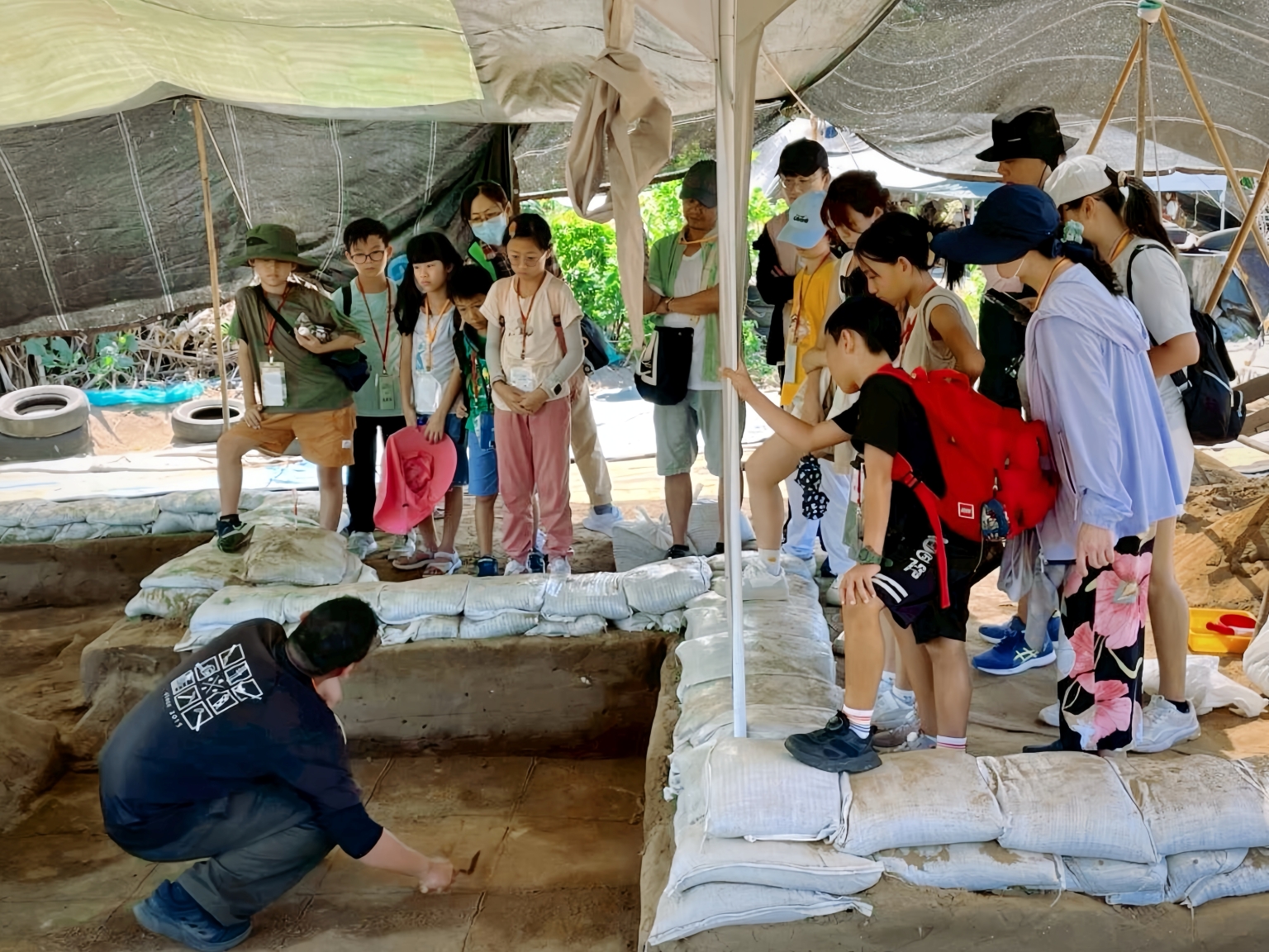 十三行博物館攜手成大考古學研究所及臺灣考古學會舉辦「仁里遺址一日考古隊」，實地走進考古遺址。