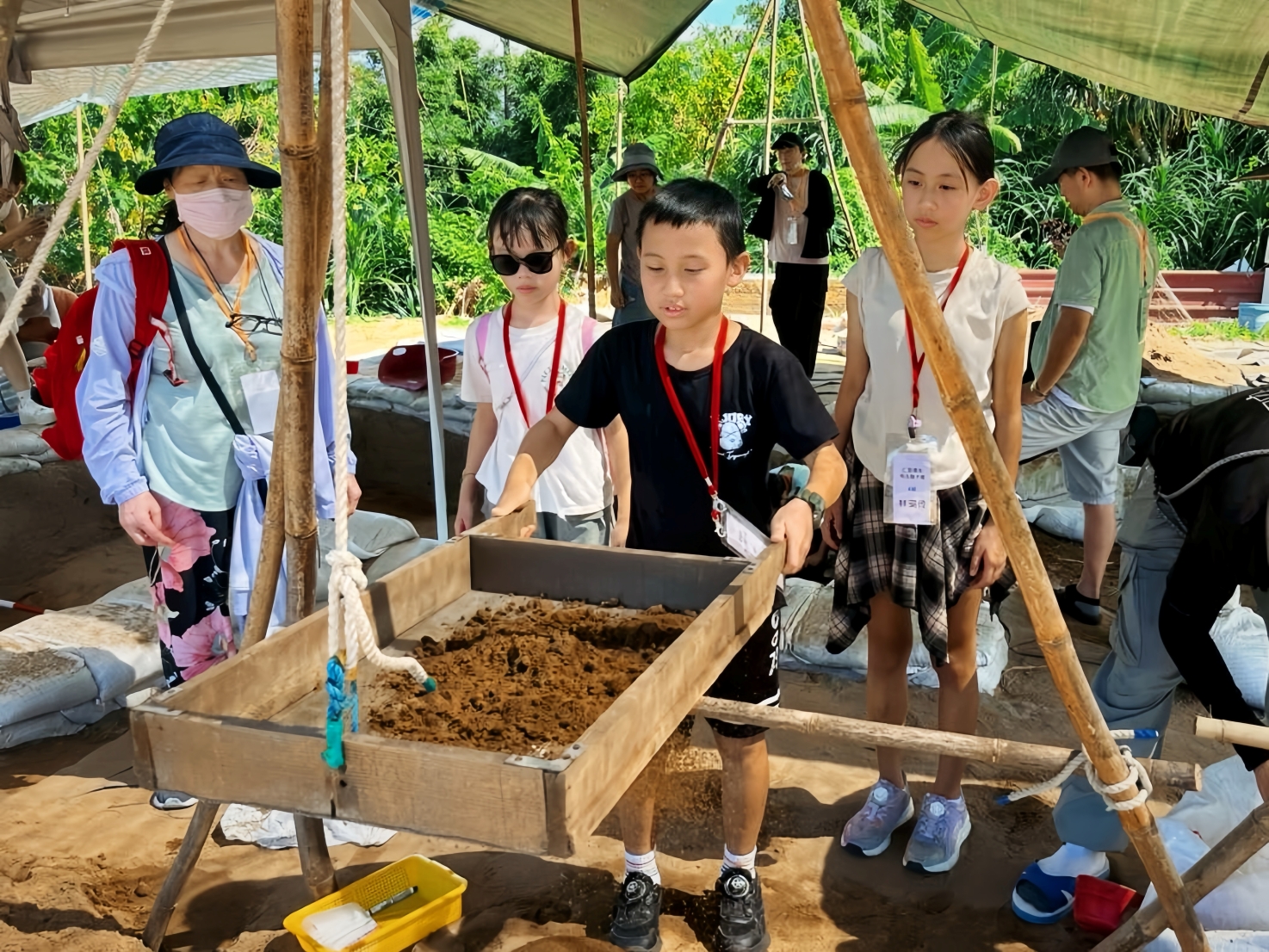 親身體驗篩洗等豐富的考古學術實作。