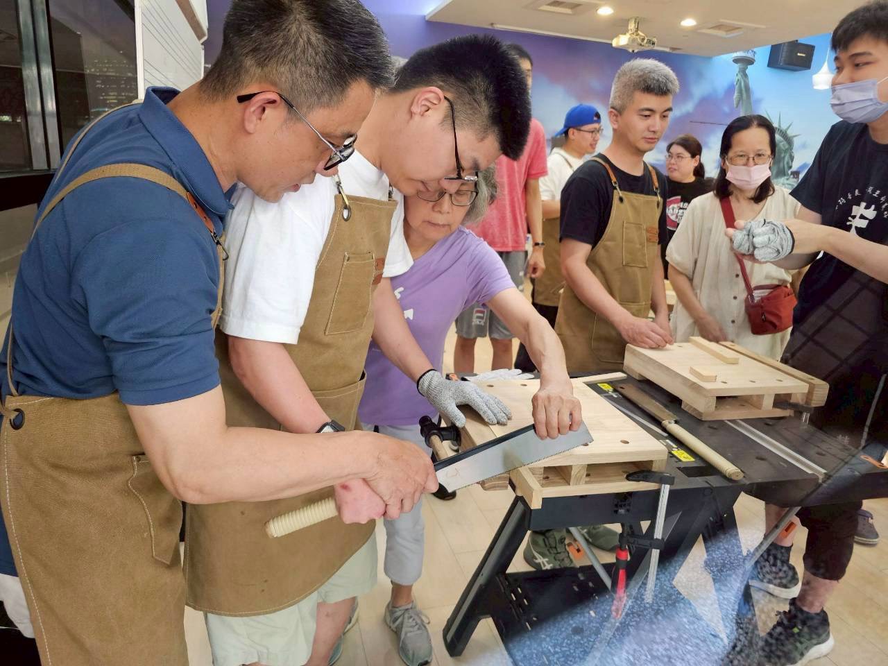  學員手作木箱鼓，家長並一起幫忙。