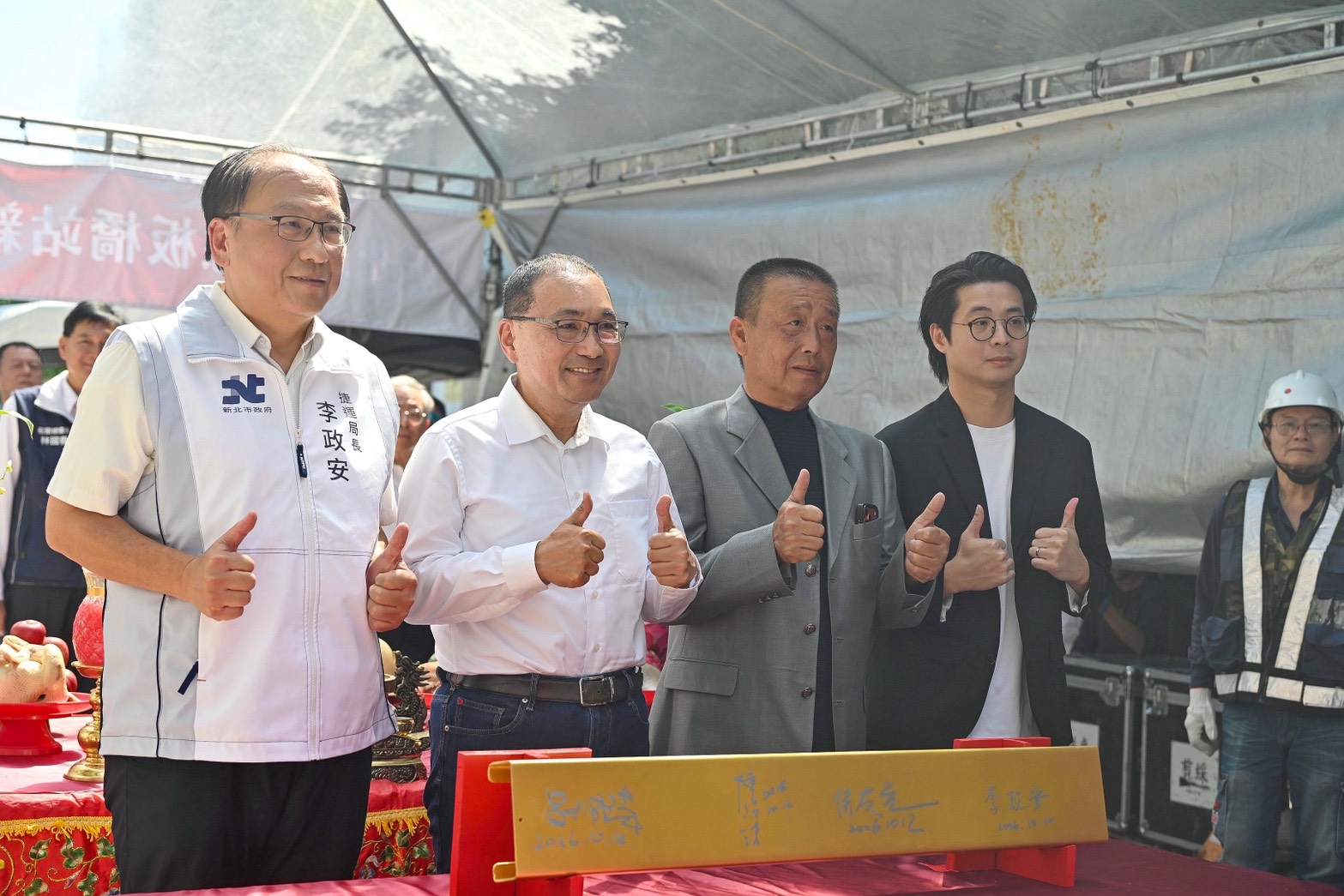 增設出入口工程自去年5月27日開工，克服用地、管線及既有結構等施工難題，今日完成主體上梁。