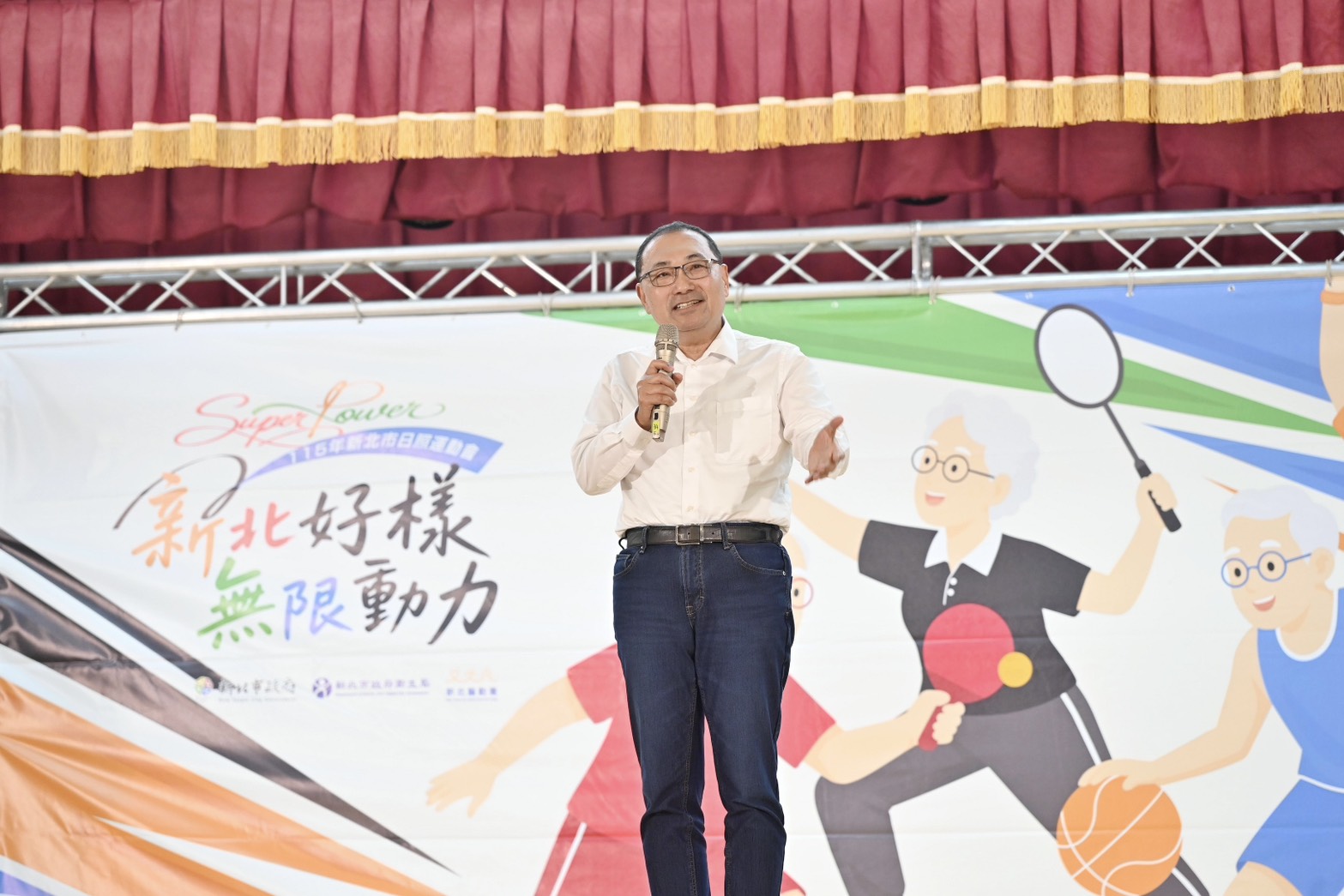 侯友宜表示，新北市的日照中心8年來逐步增加至135家，未來將持續拓展服務據點，期盼日照中心未來能像「便利商店」一樣深入社區，讓長輩在最熟悉的生活環境中，就能找到方便、可近的照顧服務。