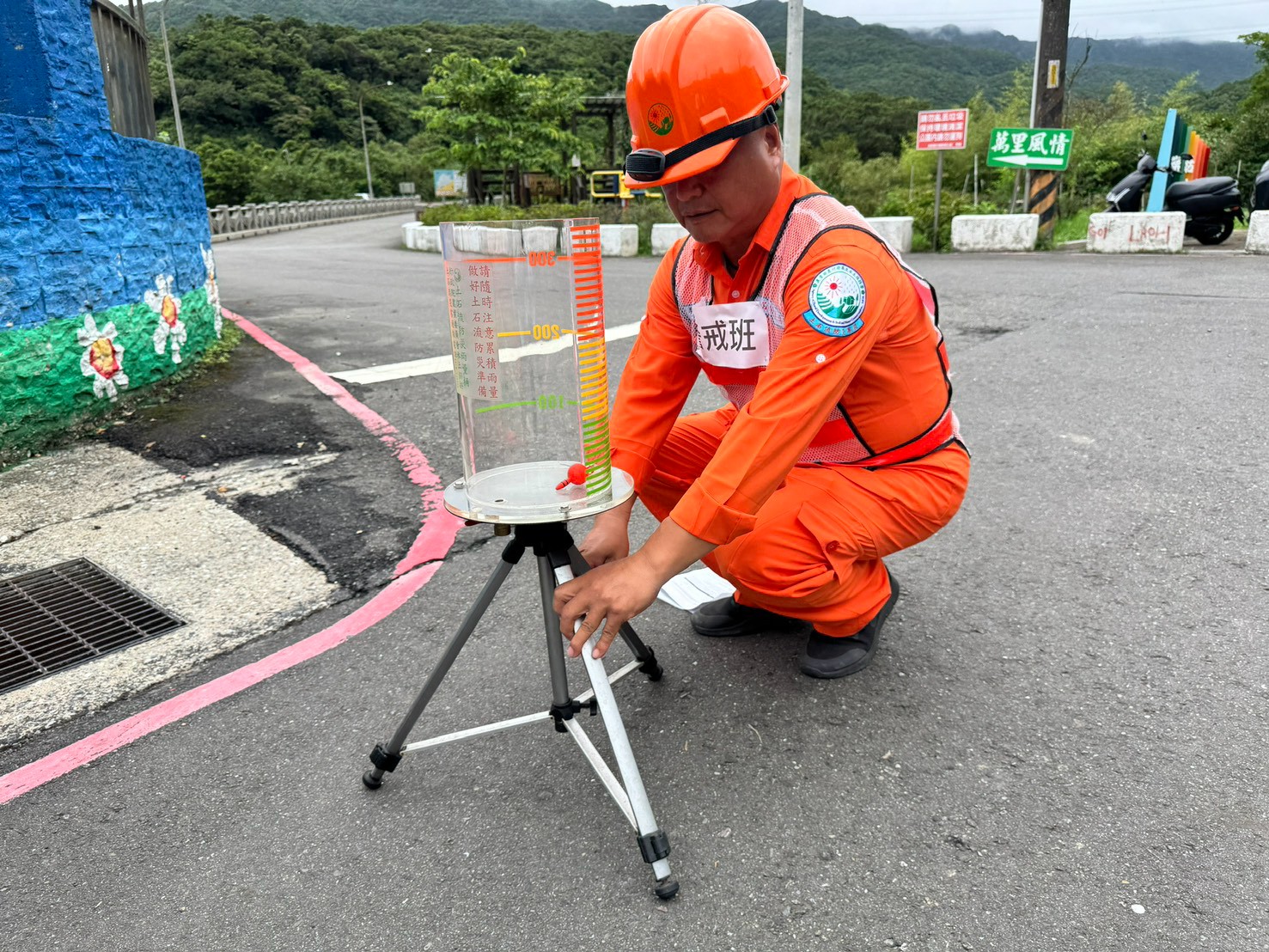 萬里區中幅里實作演練，防災專員模擬架設雨量筒