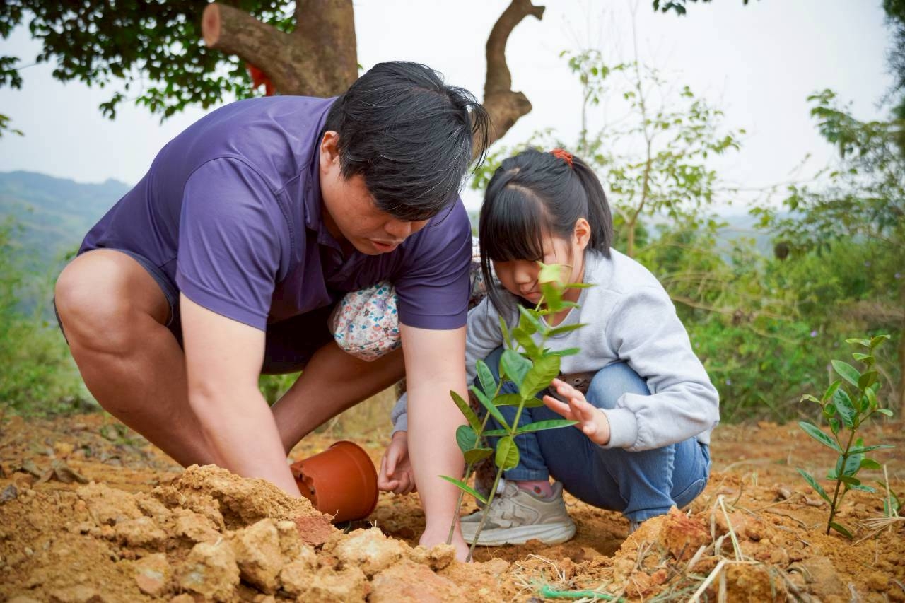 親子共同植樹，生命教育從小做起