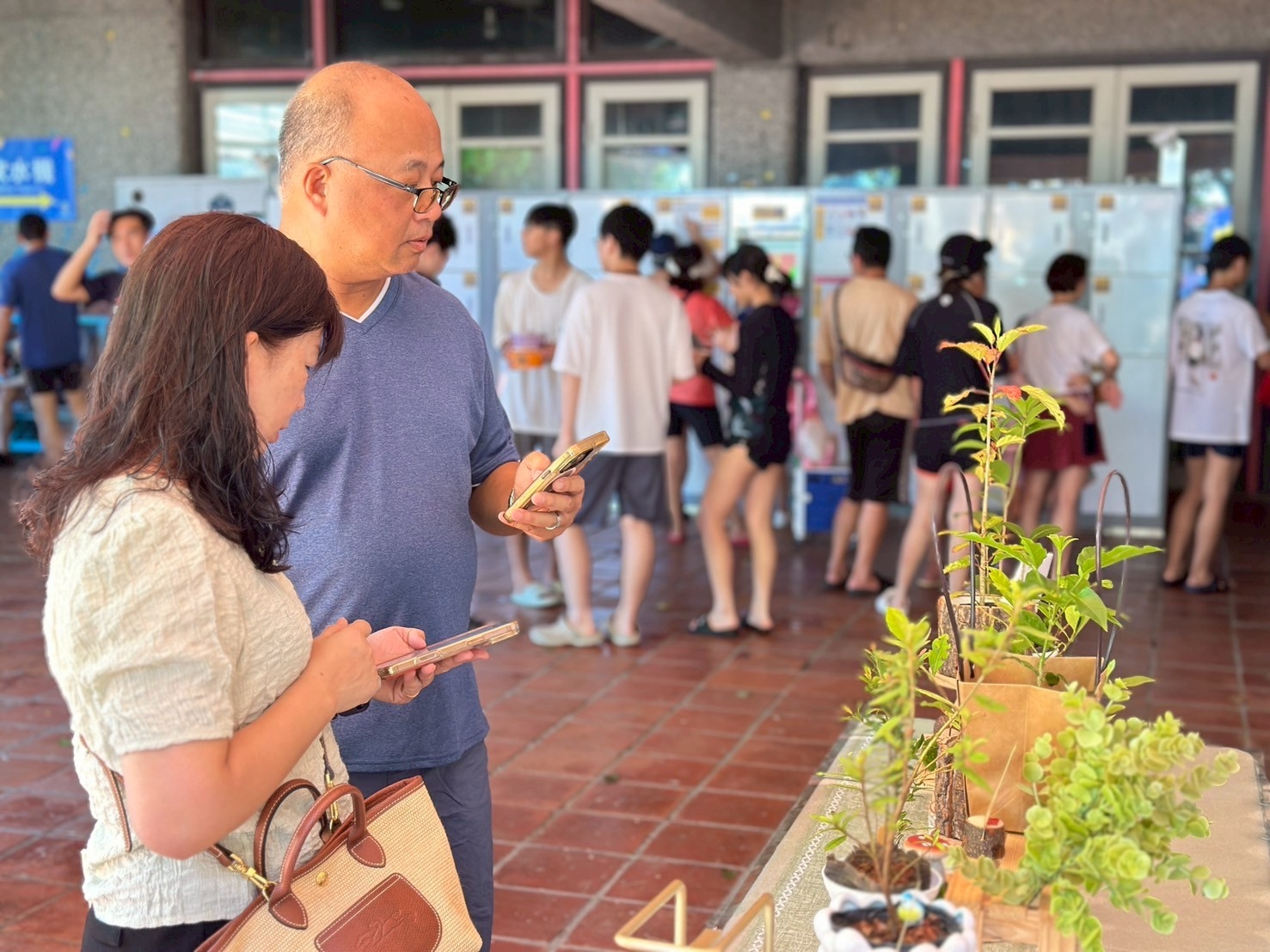 民眾用踴躍參與宜蘭植樹快閃贈苗