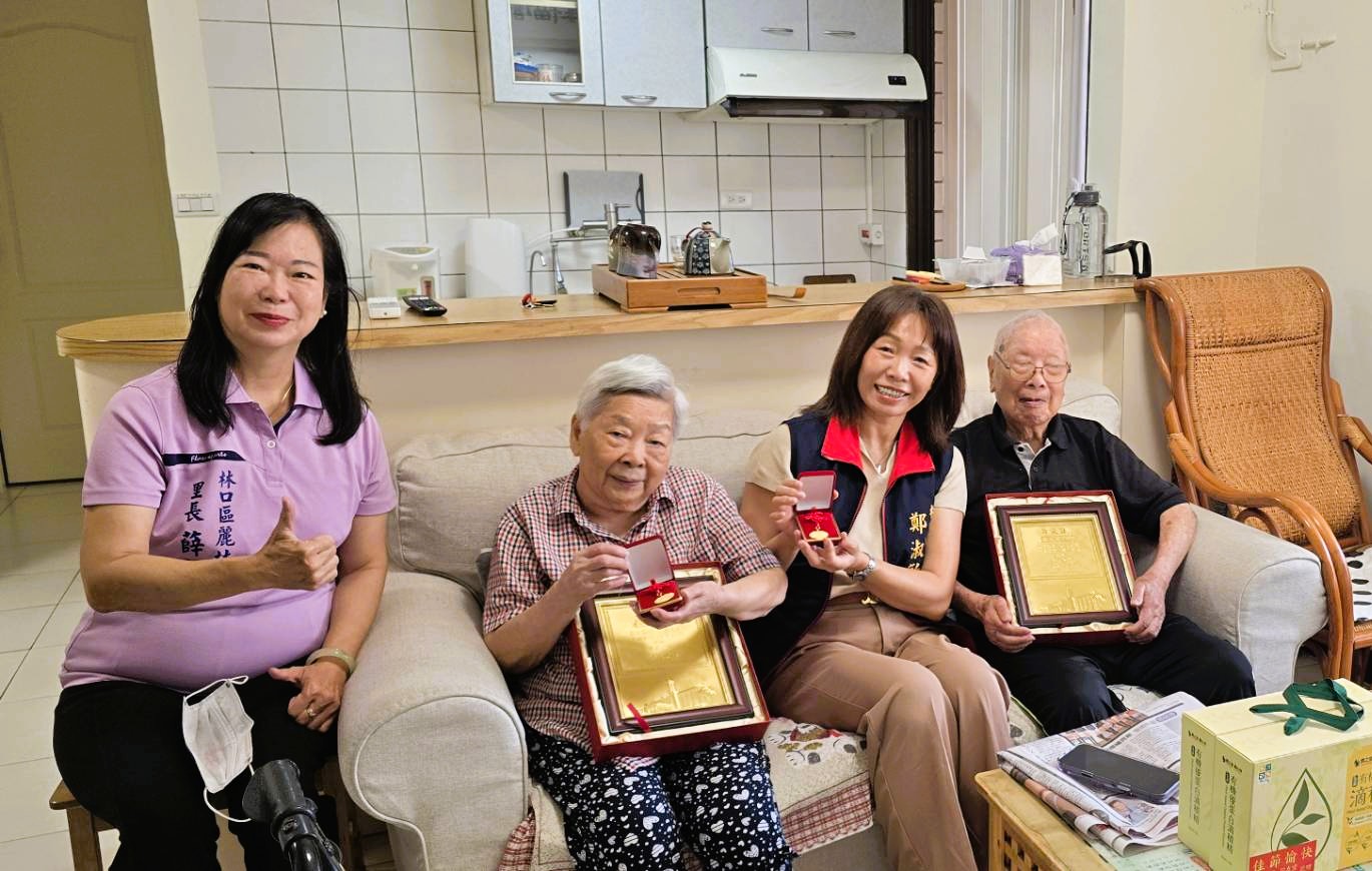 01.麗林里滿百夫妻梁伯伯，李婆婆跟區長分享規律生活，分享長壽秘訣