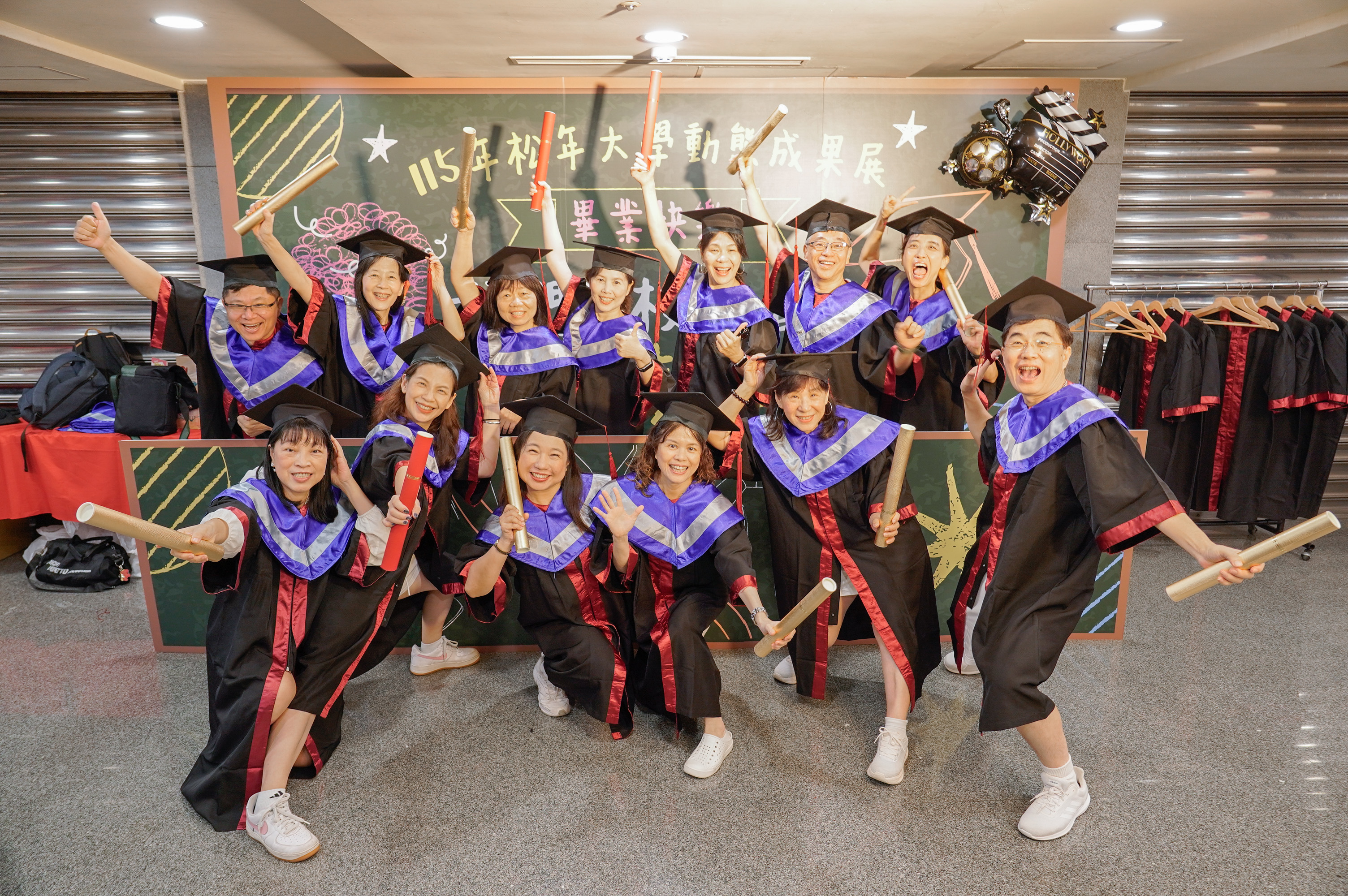  「我們畢業啦！」松大學員開心的合拍畢業照